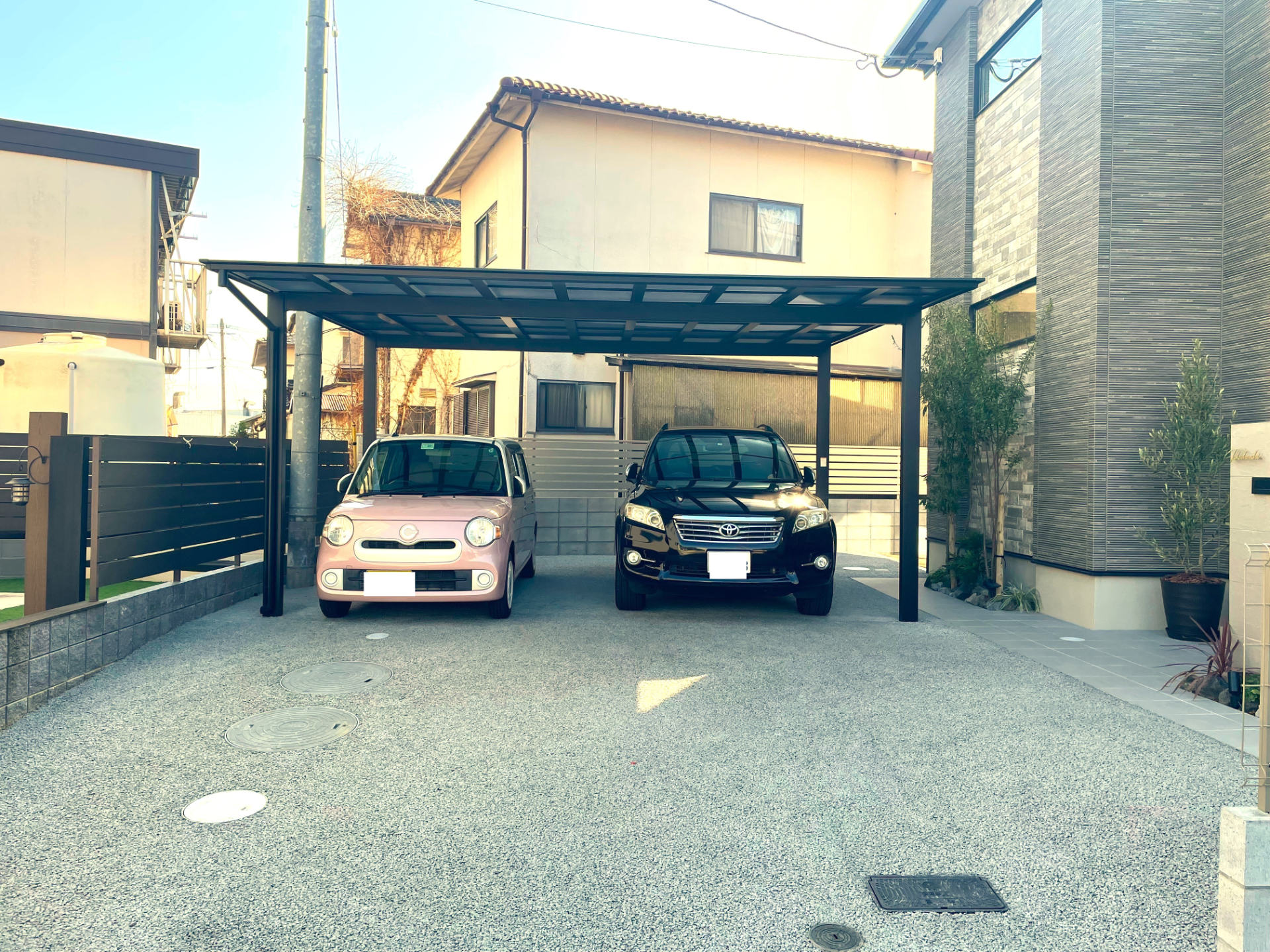 雨水を浸透させる舗装材【ドライテック】で水たまりの出来ない駐車場｜大分市