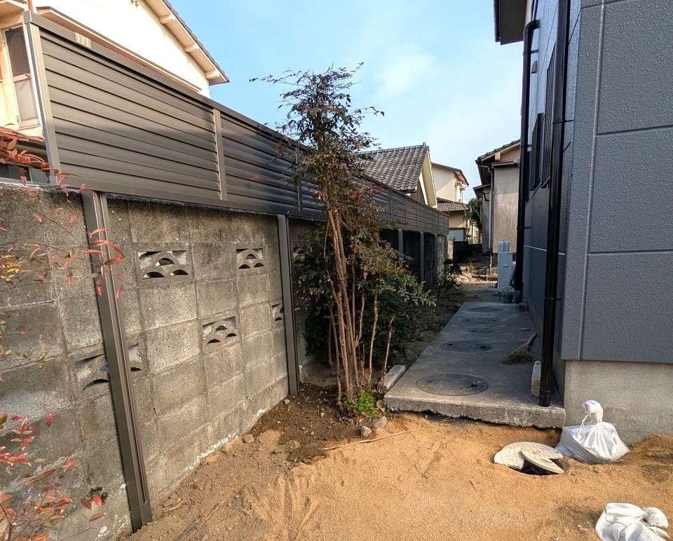 既存ブロックの内側にフェンス柱を建てて視線カット｜大分市