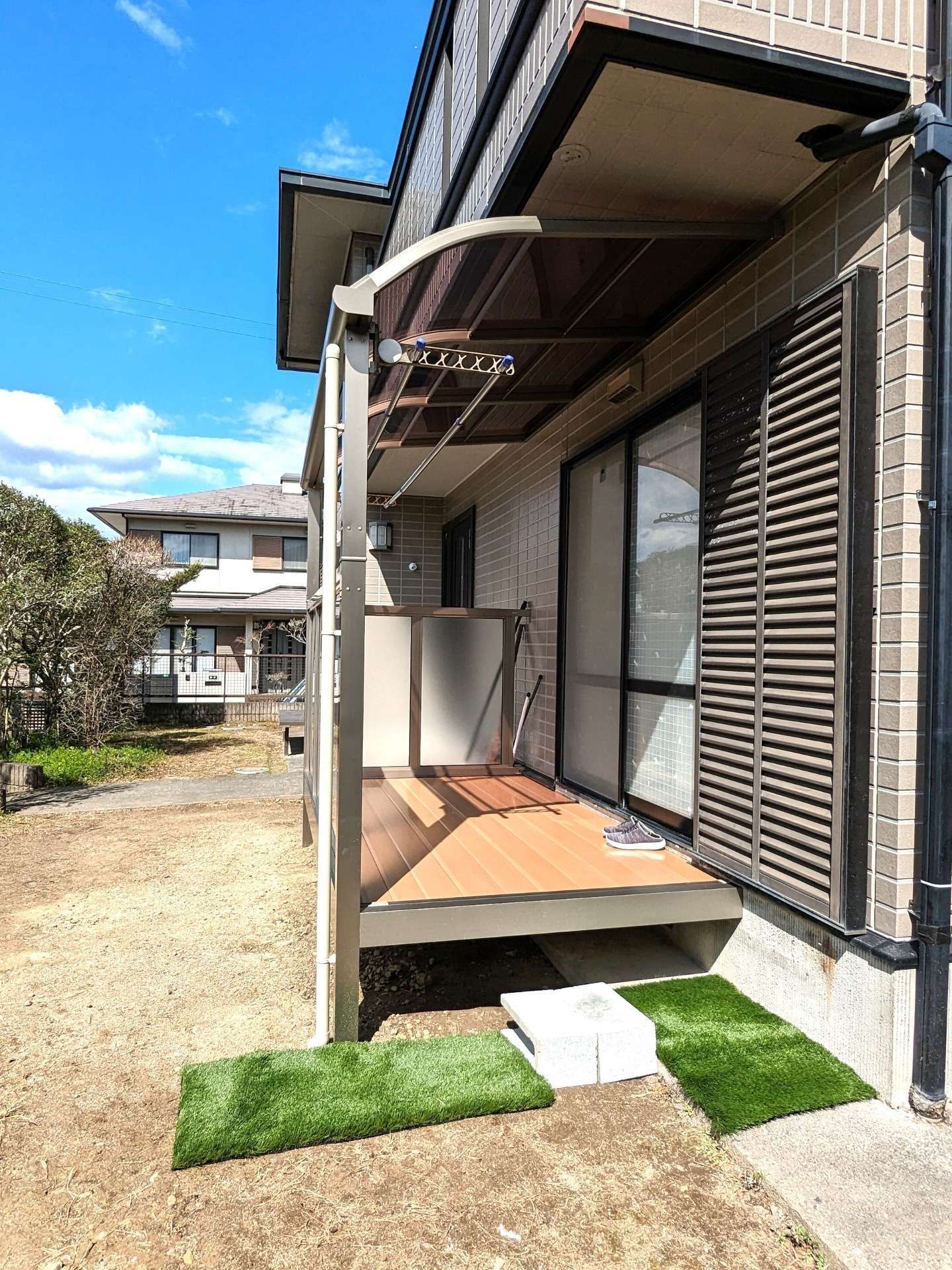 テラス屋根+ポリカフェンス一体型の人工木デッキ｜大分市