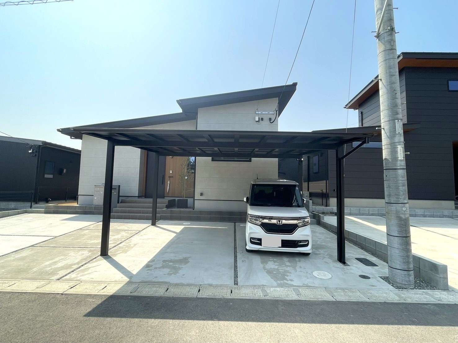 人気のブラックマット屋根カーポート｜大分市