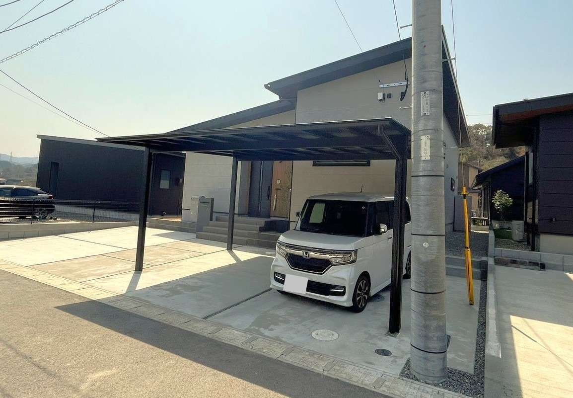 人気のブラックマット屋根カーポート｜大分市
