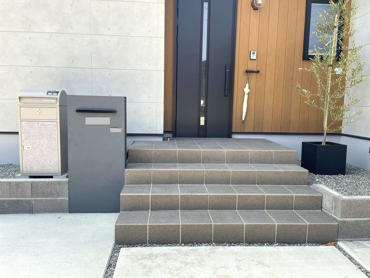 落ち着いた色合いのおしゃれな玄関ポーチ｜大分市