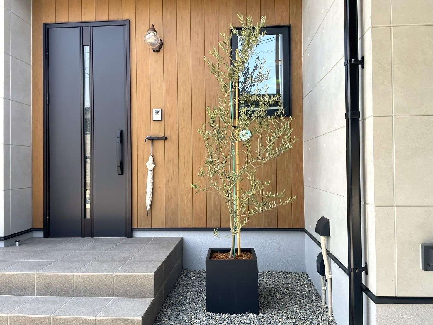 落ち着いた色合いのおしゃれな玄関ポーチ｜大分市