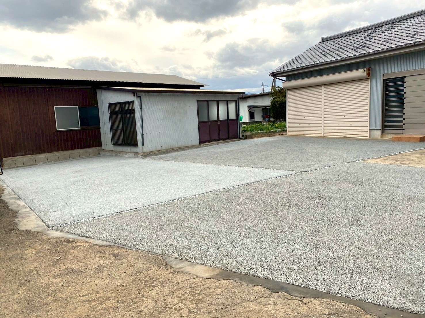 水災害時も安心！透水性舗装材で駐車場舗装｜大分市