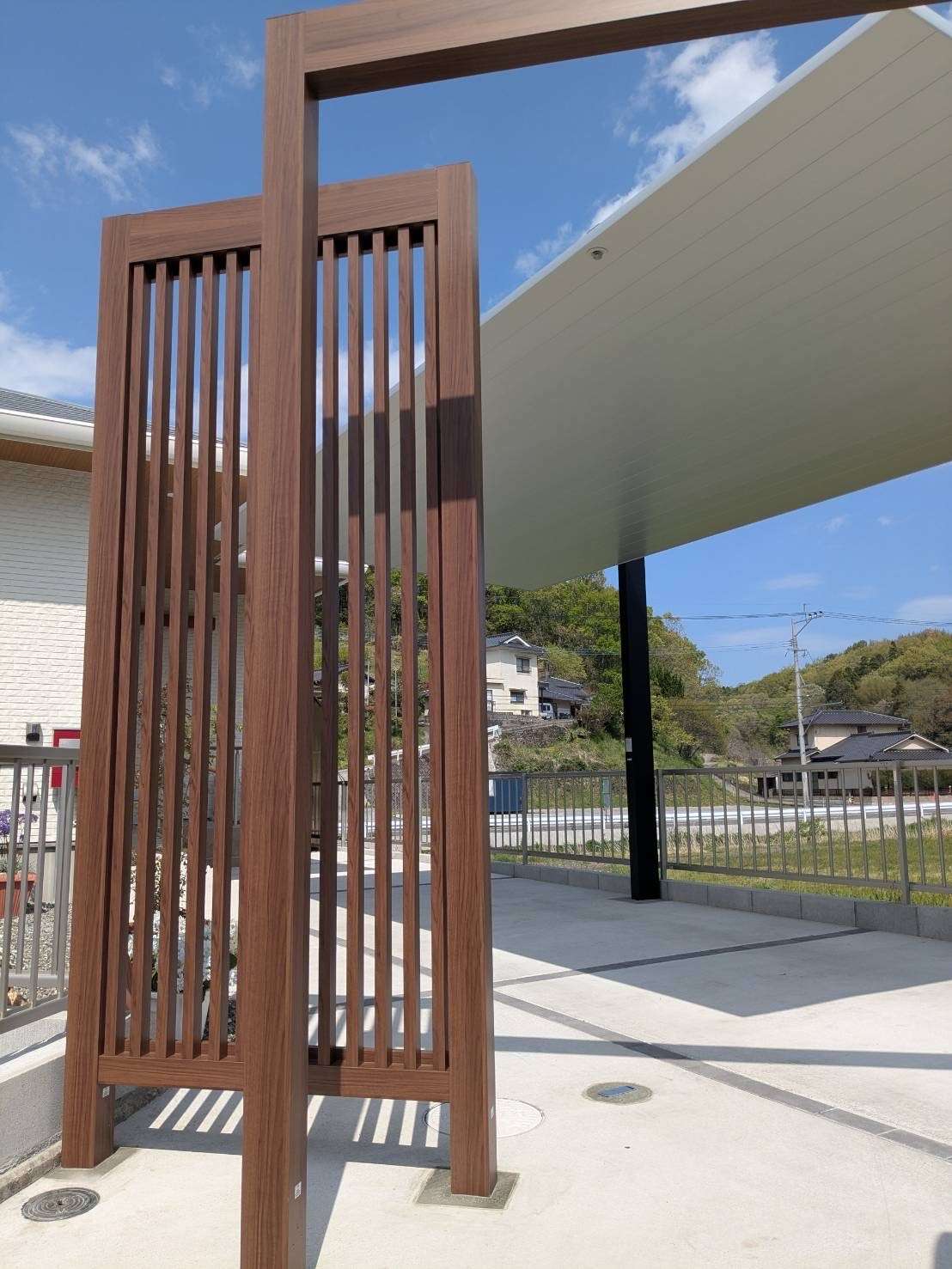 フレーム+縦格子目隠しで高級感漂う外構｜大分市