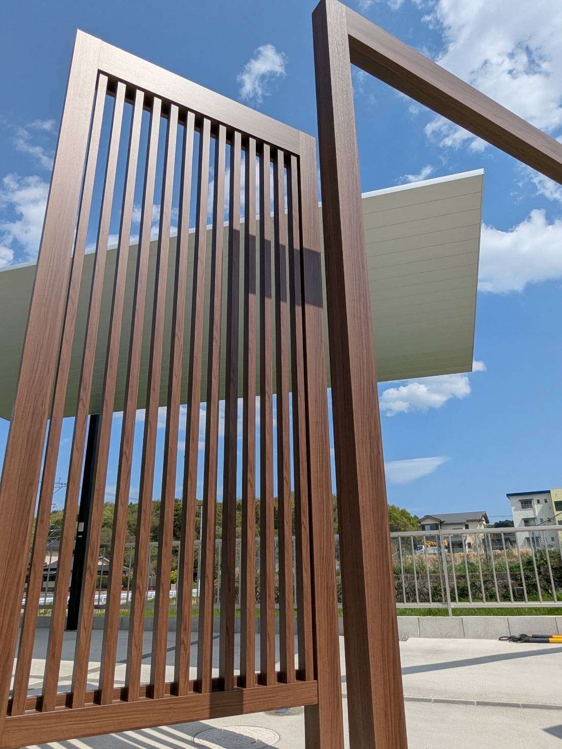 フレーム+縦格子目隠しで高級感漂う外構｜大分市