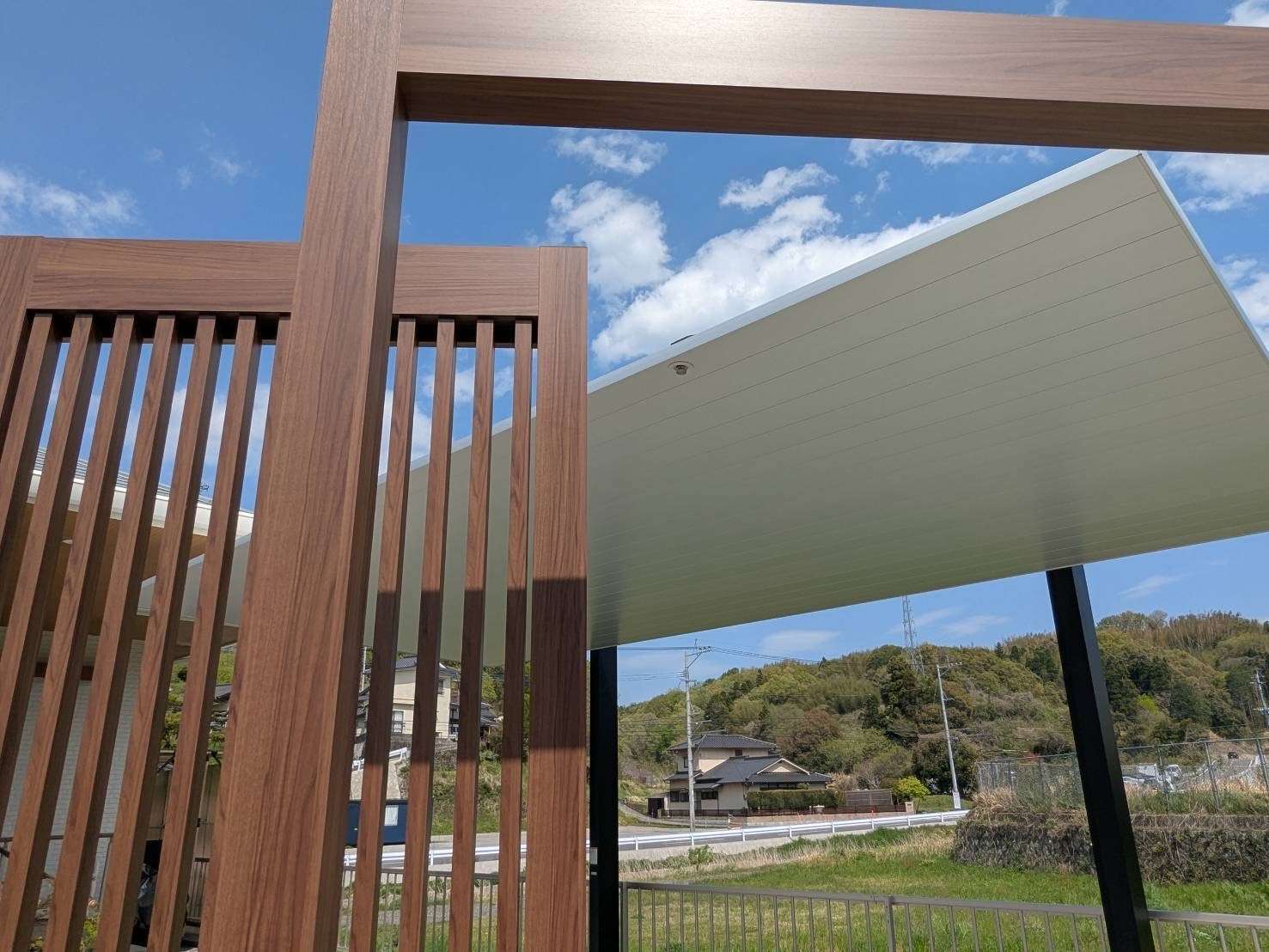 フレーム+縦格子目隠しで高級感漂う外構｜大分市