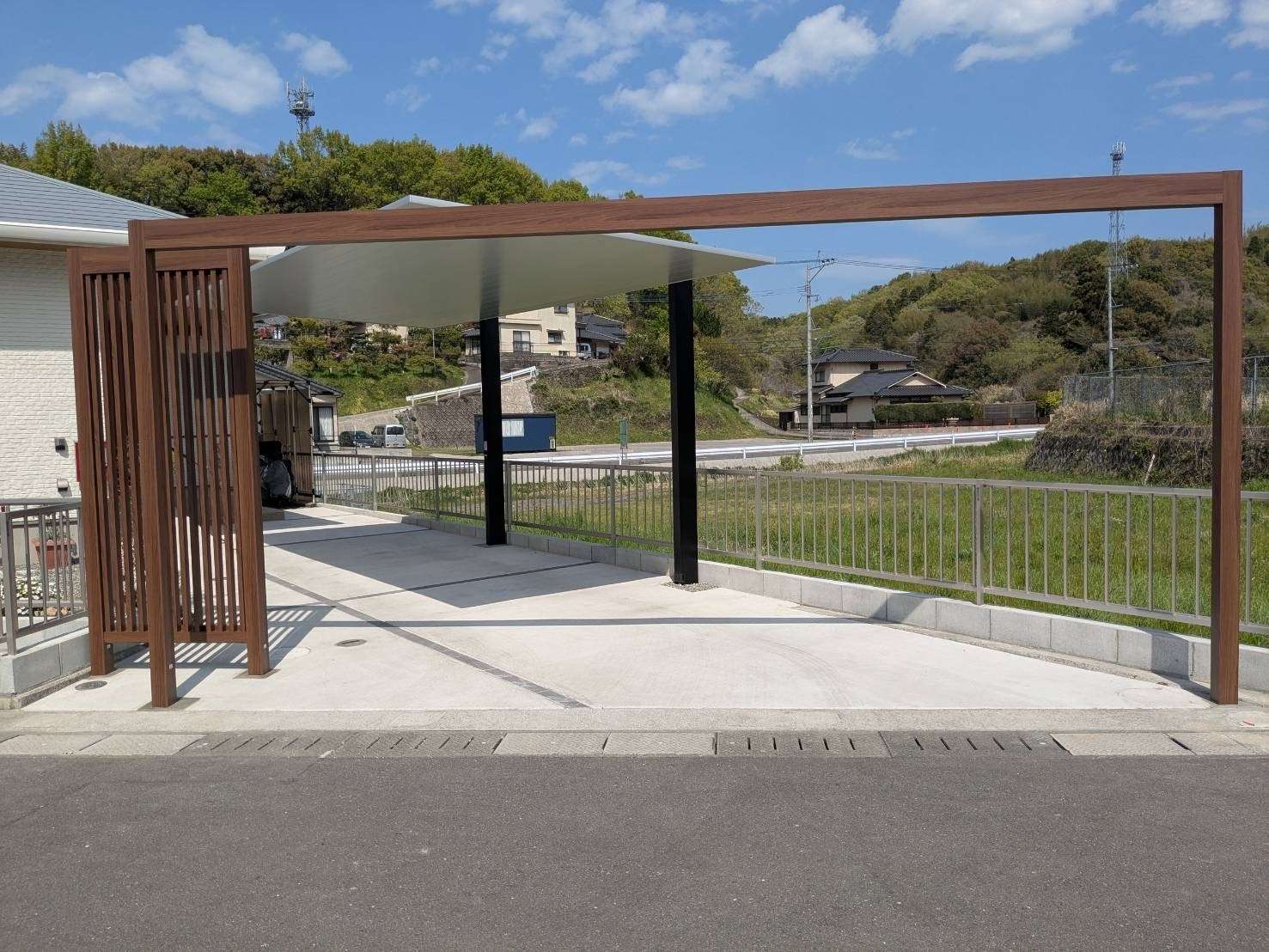 フレーム+縦格子目隠しで高級感漂う外構｜大分市