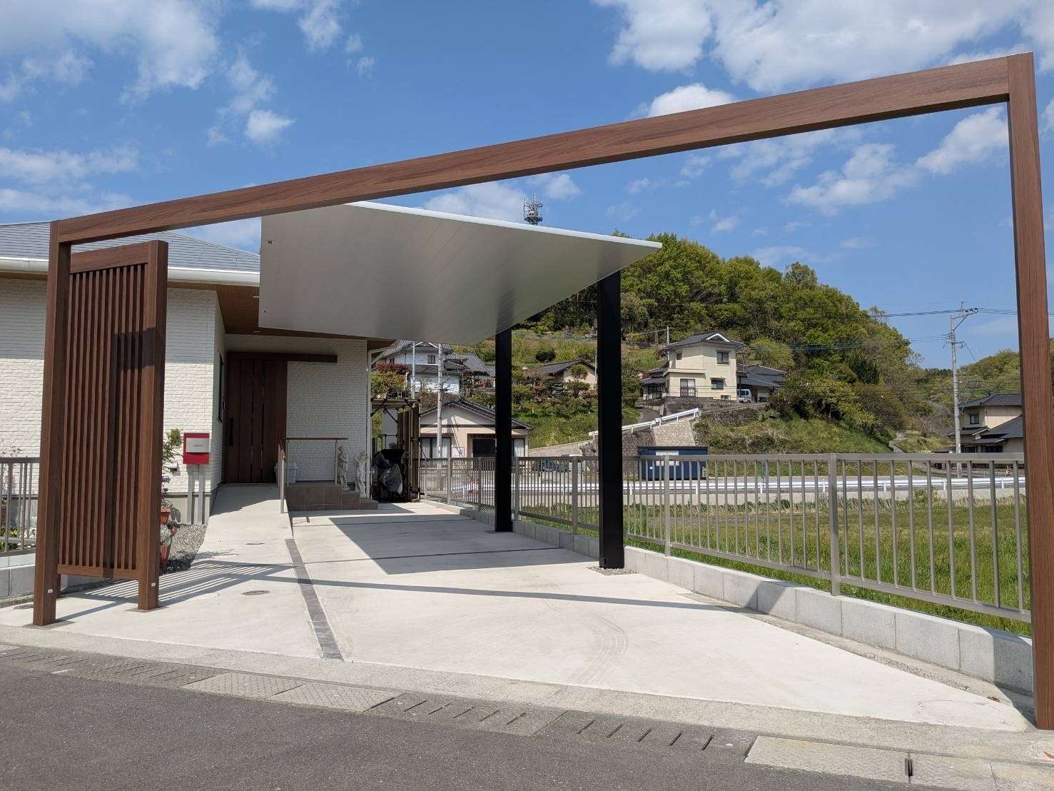 フレーム+縦格子目隠しで高級感漂う外構｜大分市