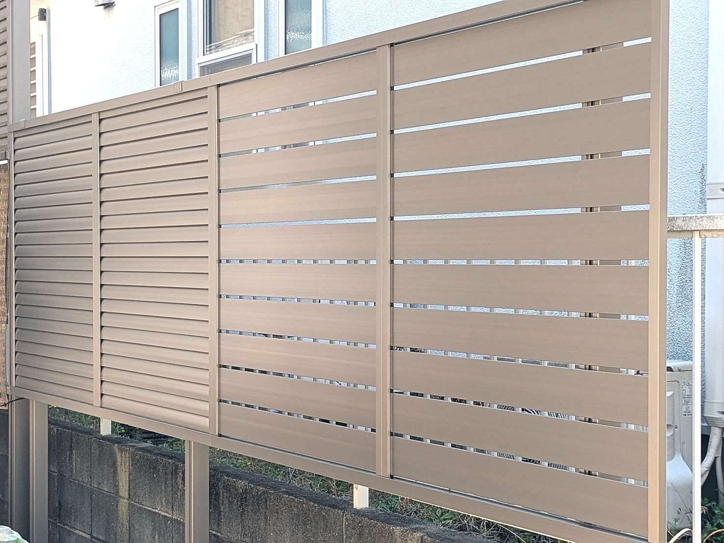 スリットフェンスとルーバーフェンスを並べて設置｜大分市