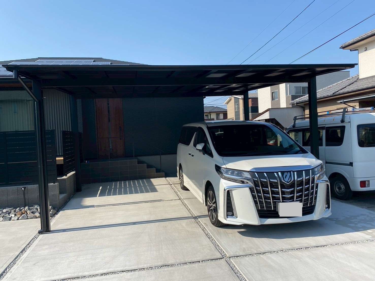 光を通さないブラックマットカーポート｜大分市