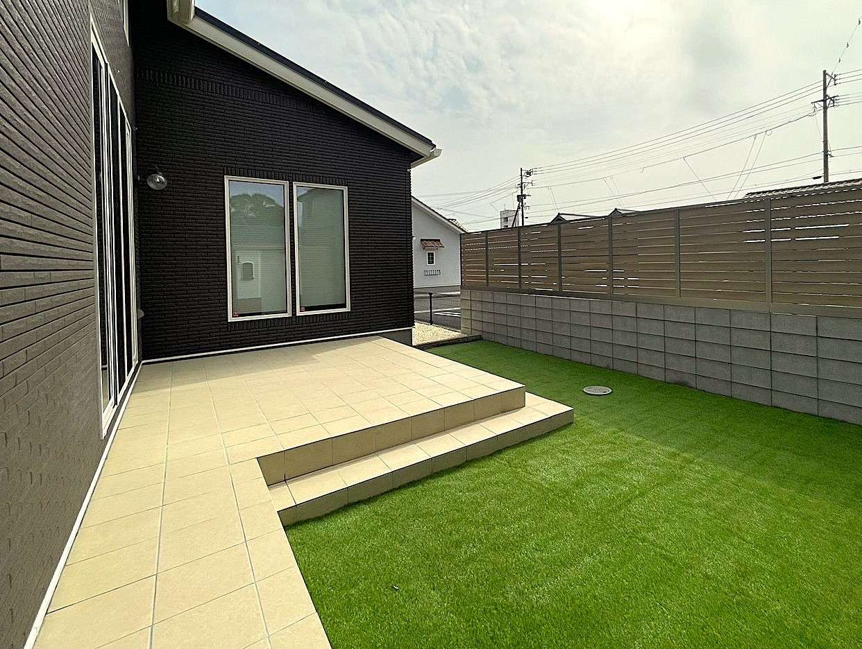 二つの窓から出入り出来る広々タイルデッキ｜大分市