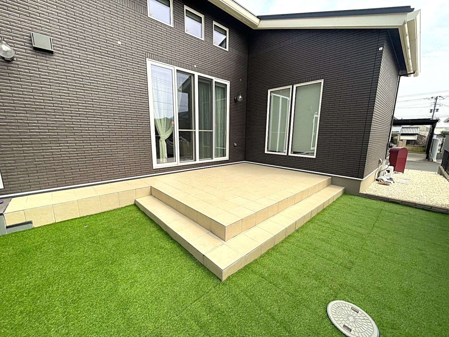 二つの窓から出入り出来る広々タイルデッキ｜大分市