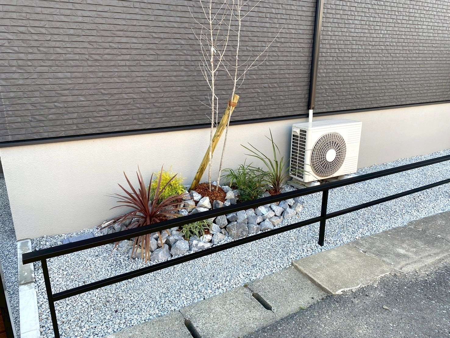 ロックガーデンとフレームフェンスで自然な空間｜大分市