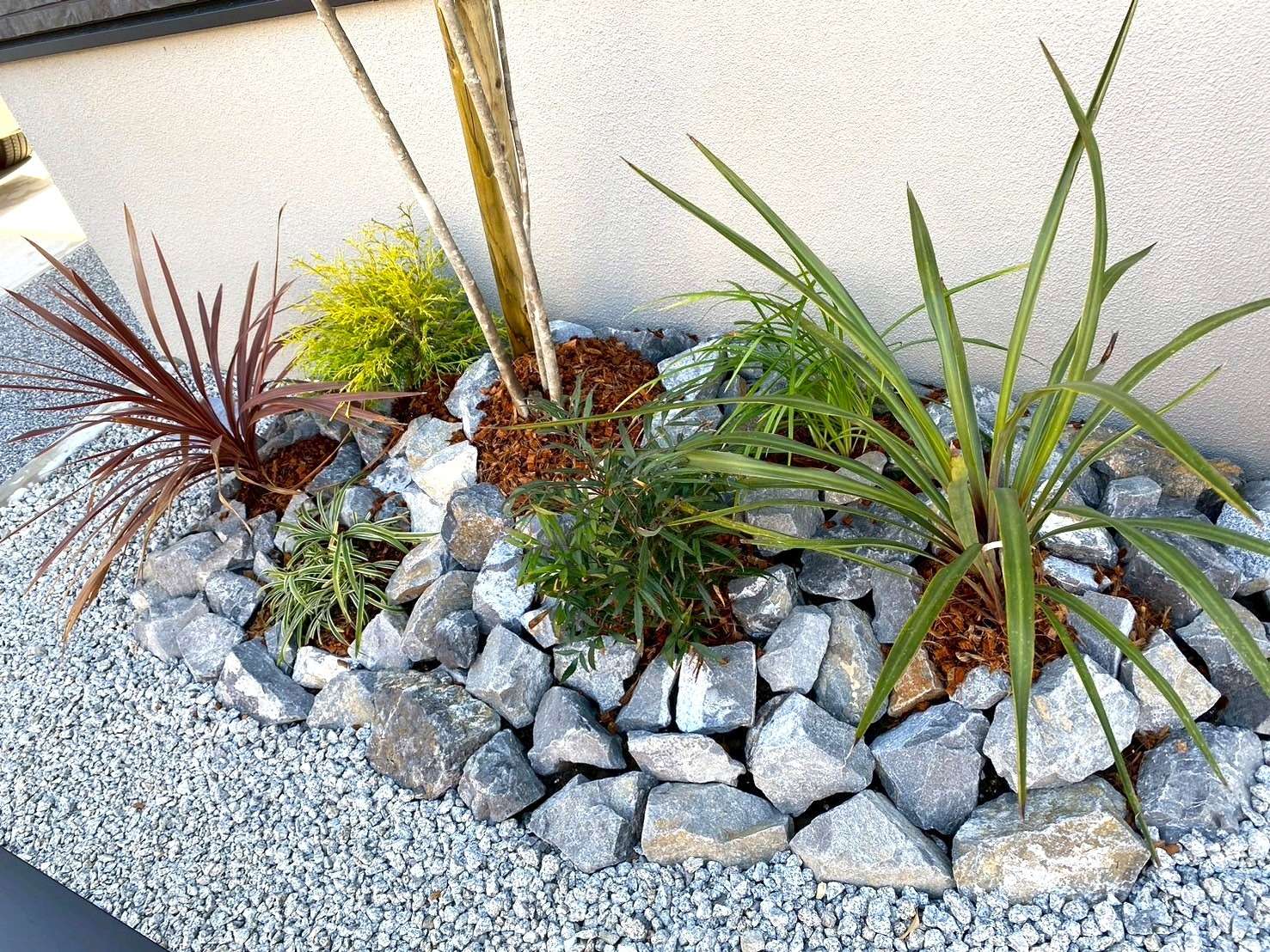 ロックガーデンとフレームフェンスで自然な空間｜大分市