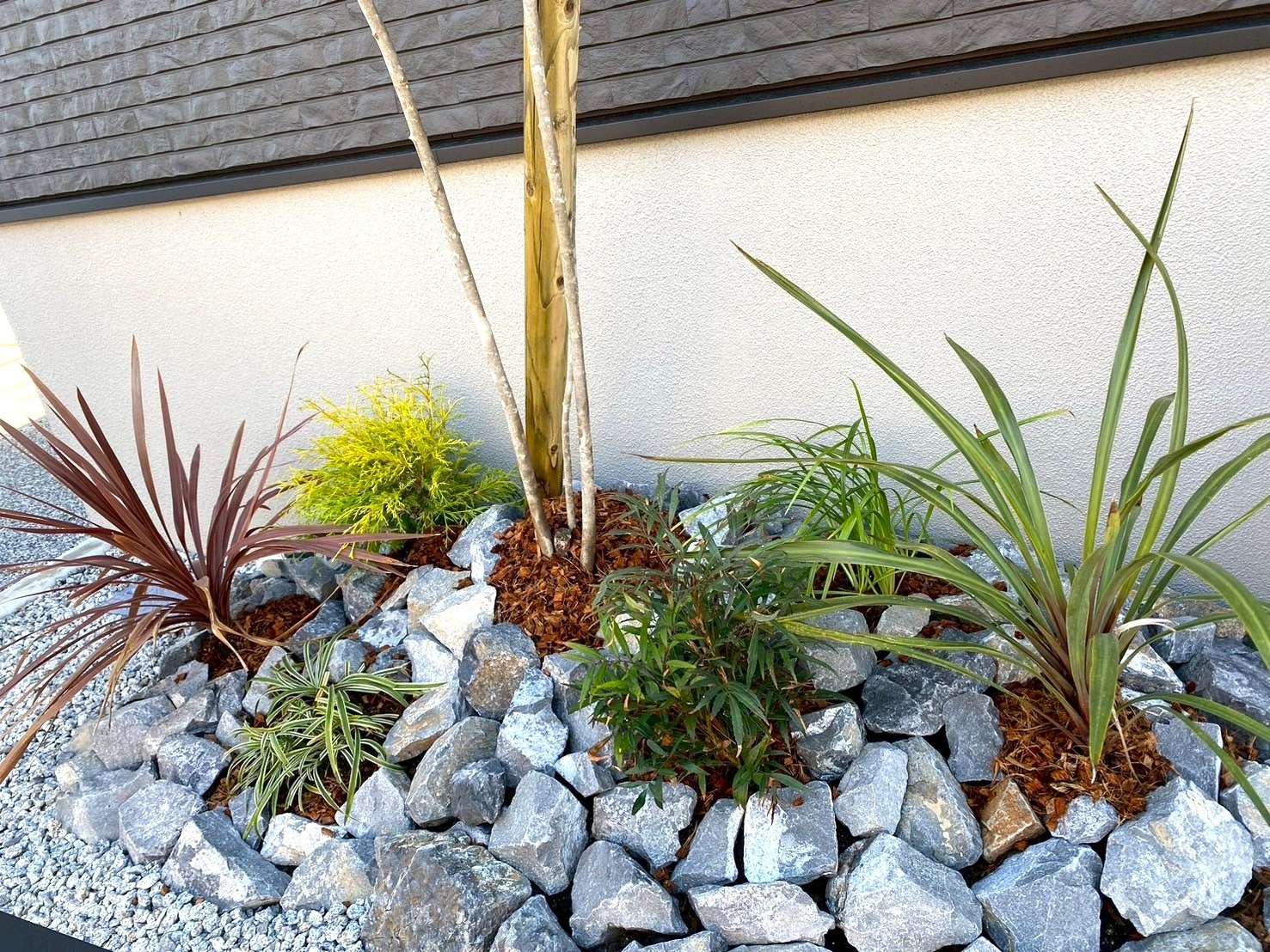 ロックガーデンとフレームフェンスで自然な空間｜大分市