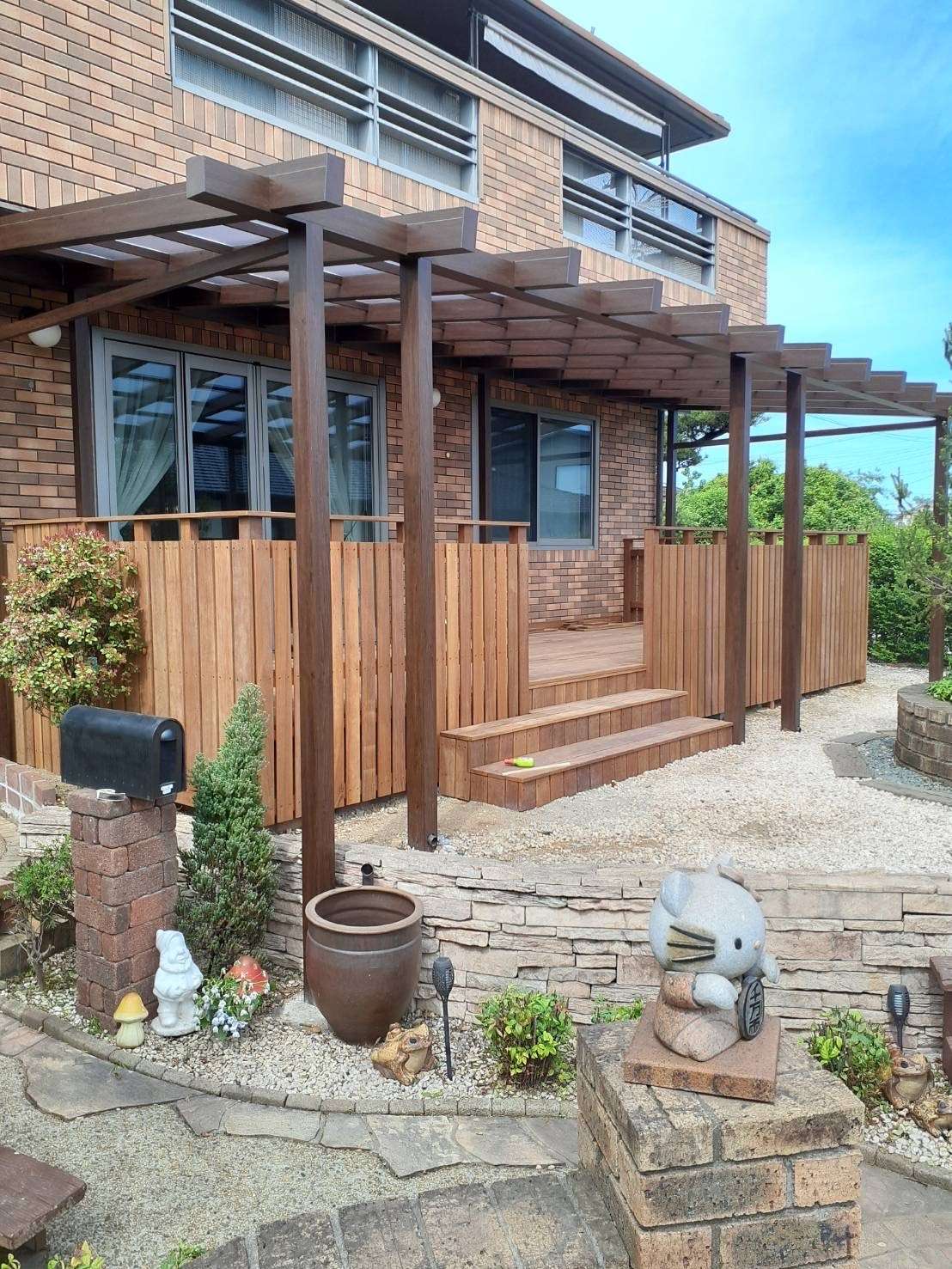 ウリン材を使ったおしゃれなテラス空間｜大分市