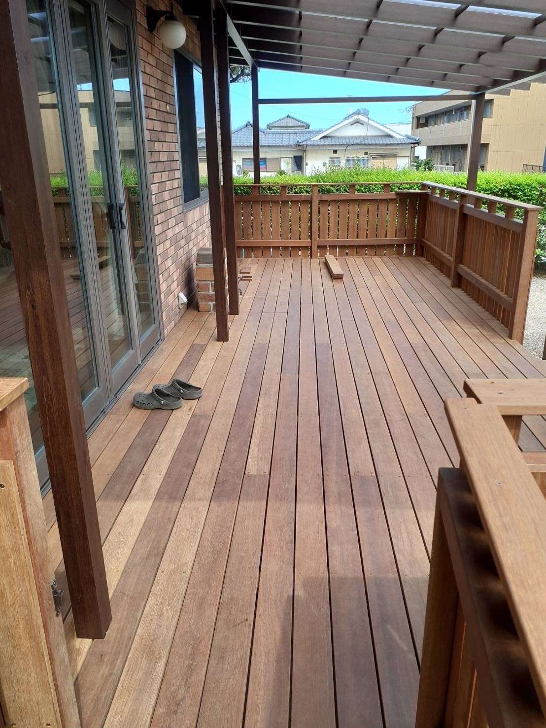 ウリン材を使ったおしゃれなテラス空間｜大分市