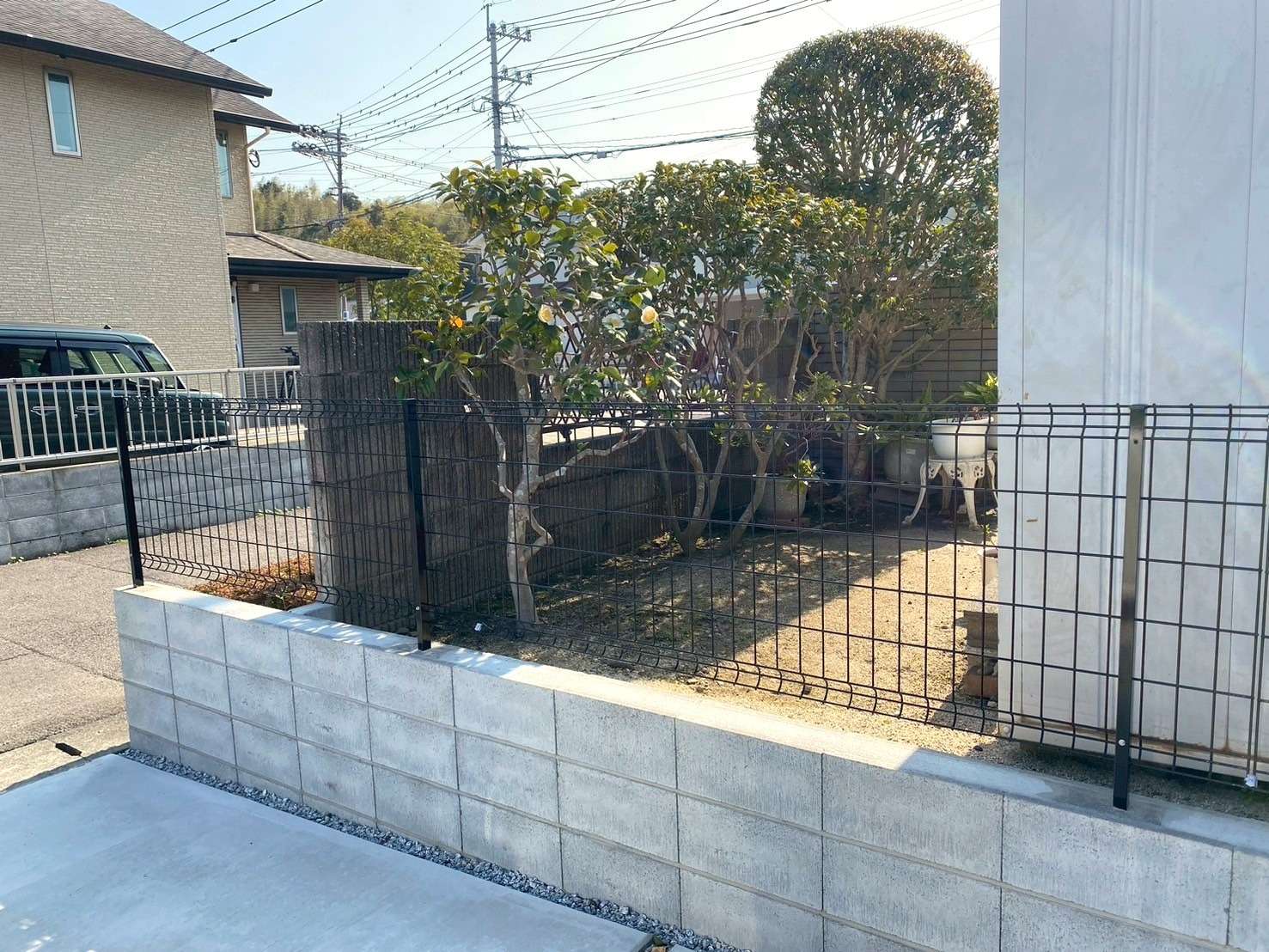 圧迫感のないメッシュフェンスを隣地境界に設置｜大分市