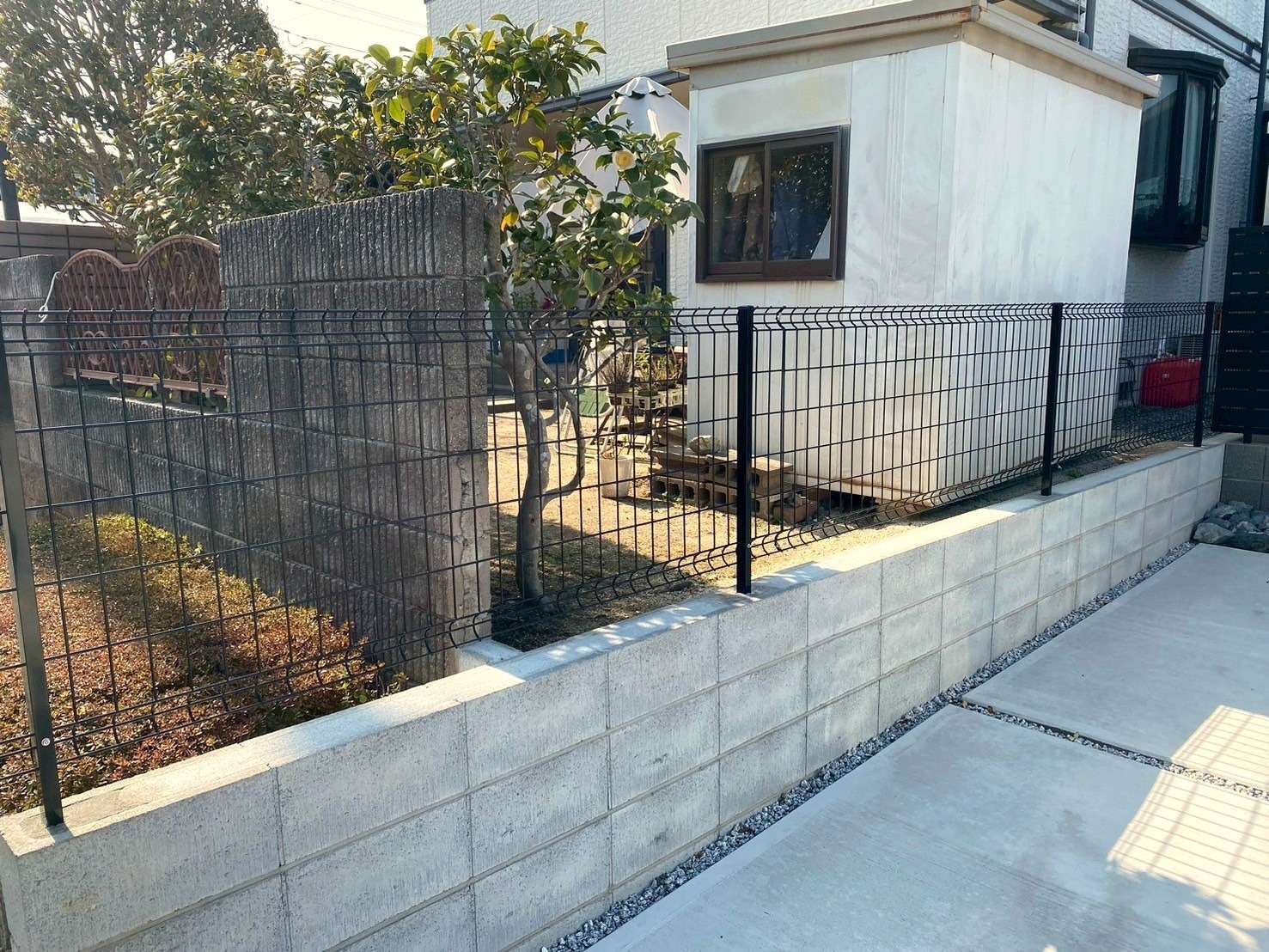 圧迫感のないメッシュフェンスを隣地境界に設置｜大分市