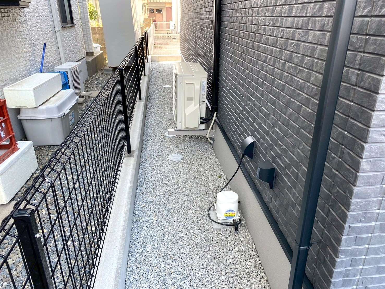 圧迫感のないメッシュフェンスを隣地境界に設置｜大分市