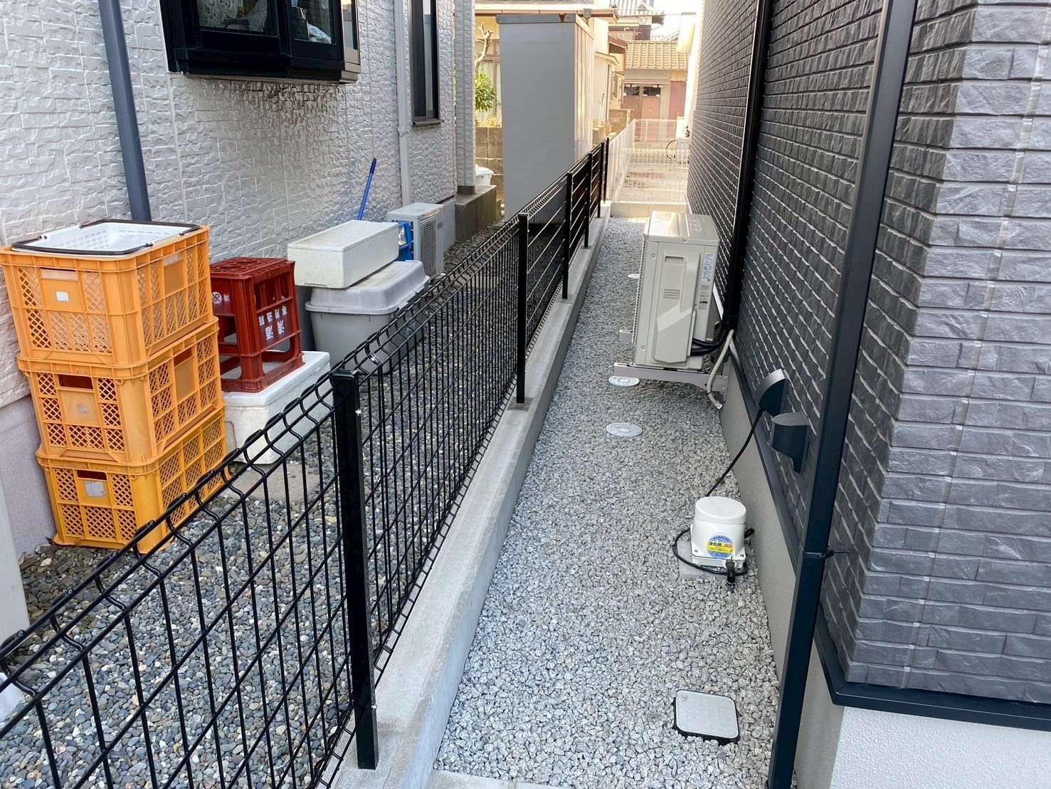 圧迫感のないメッシュフェンスを隣地境界に設置｜大分市