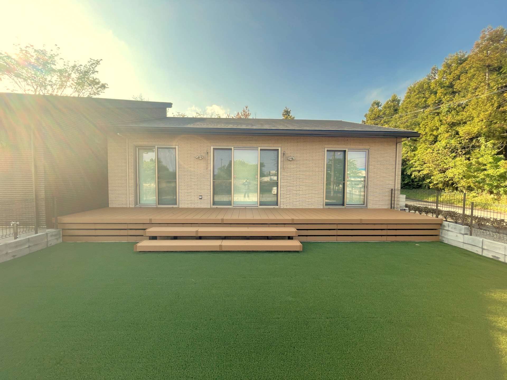 広々人工木デッキで開放的なお庭｜大分市