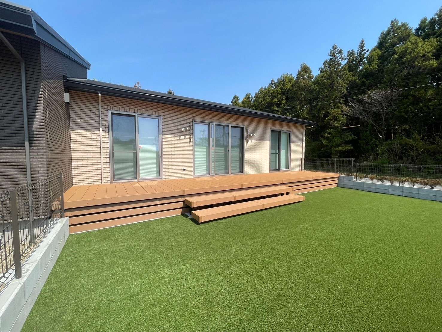 広々人工木デッキで開放的なお庭｜大分市