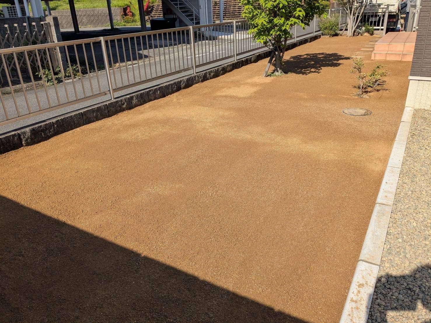 雑草対策に防草シート・真砂土＆砂利敷き施工｜大分市