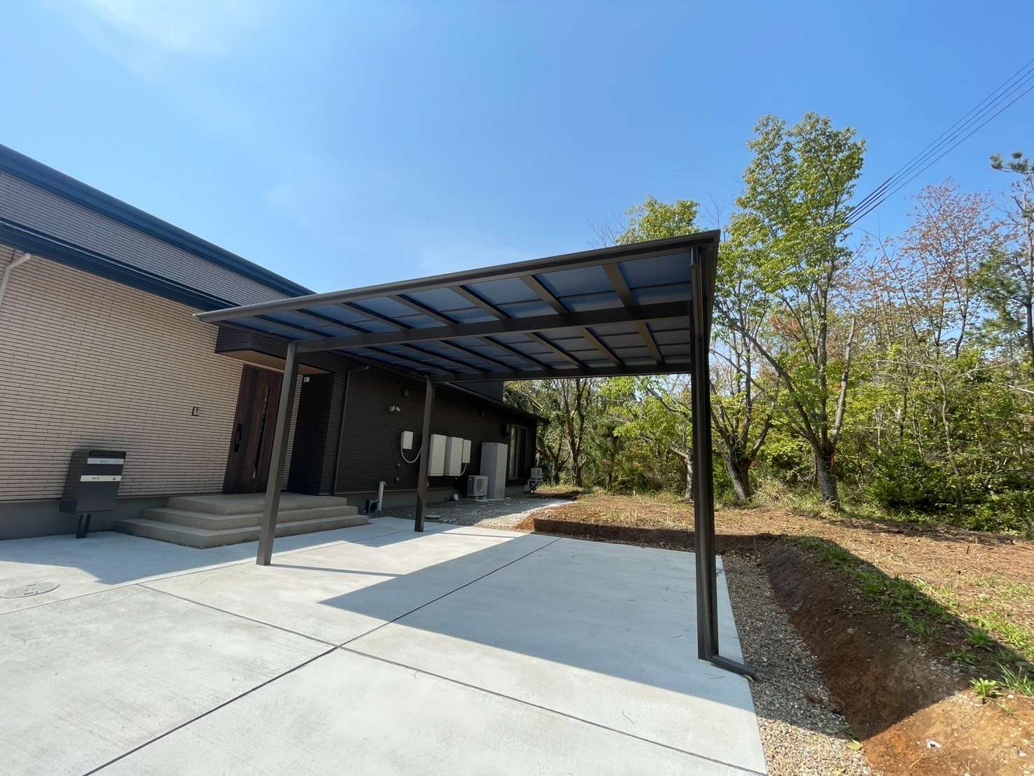 光を全く通さないブラックマットポリカ屋根のカーポート｜大分市
