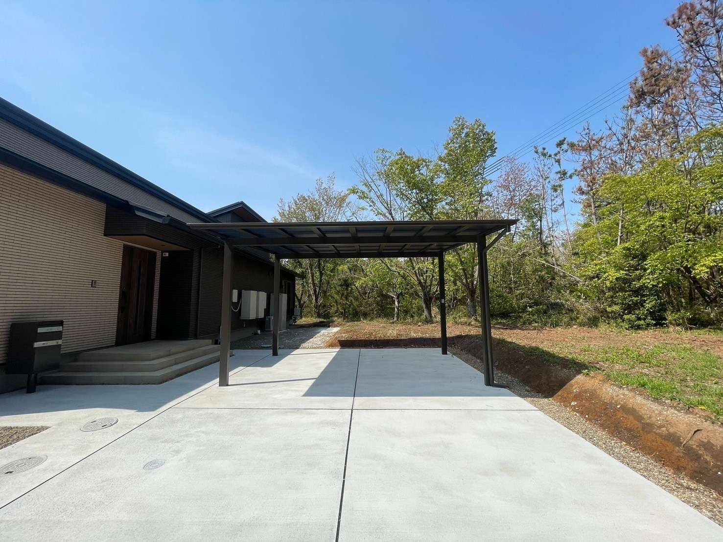 光を全く通さないブラックマットポリカ屋根のカーポート｜大分市
