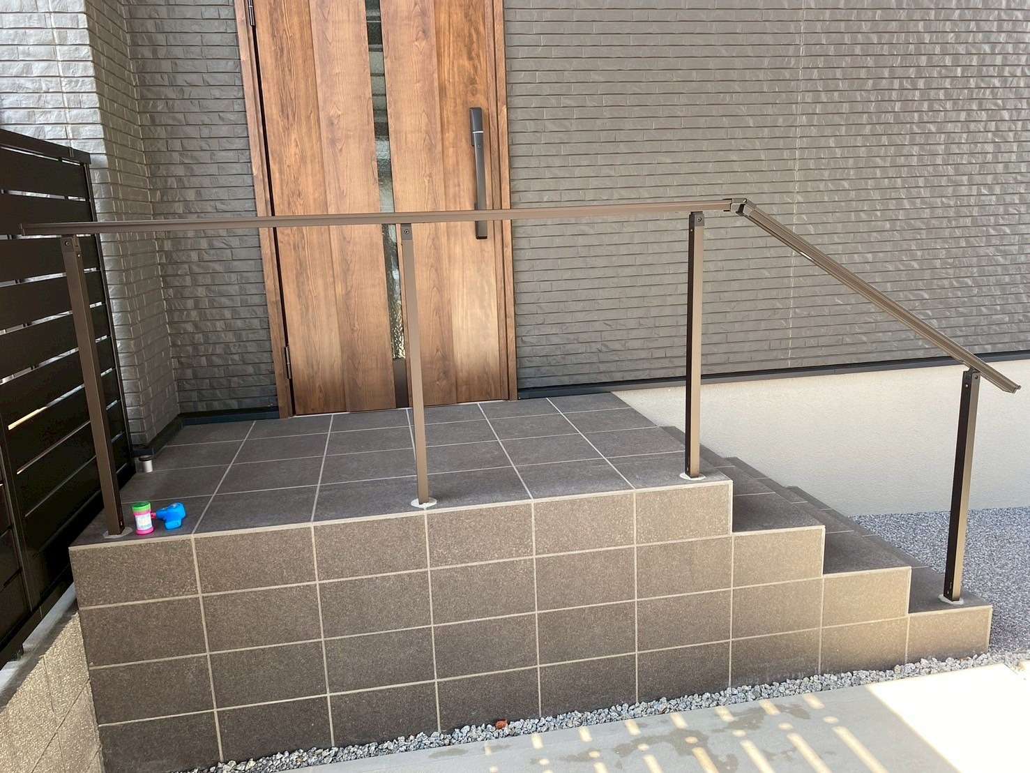 階段と手すりで上り下り安心な玄関ポーチ｜大分市