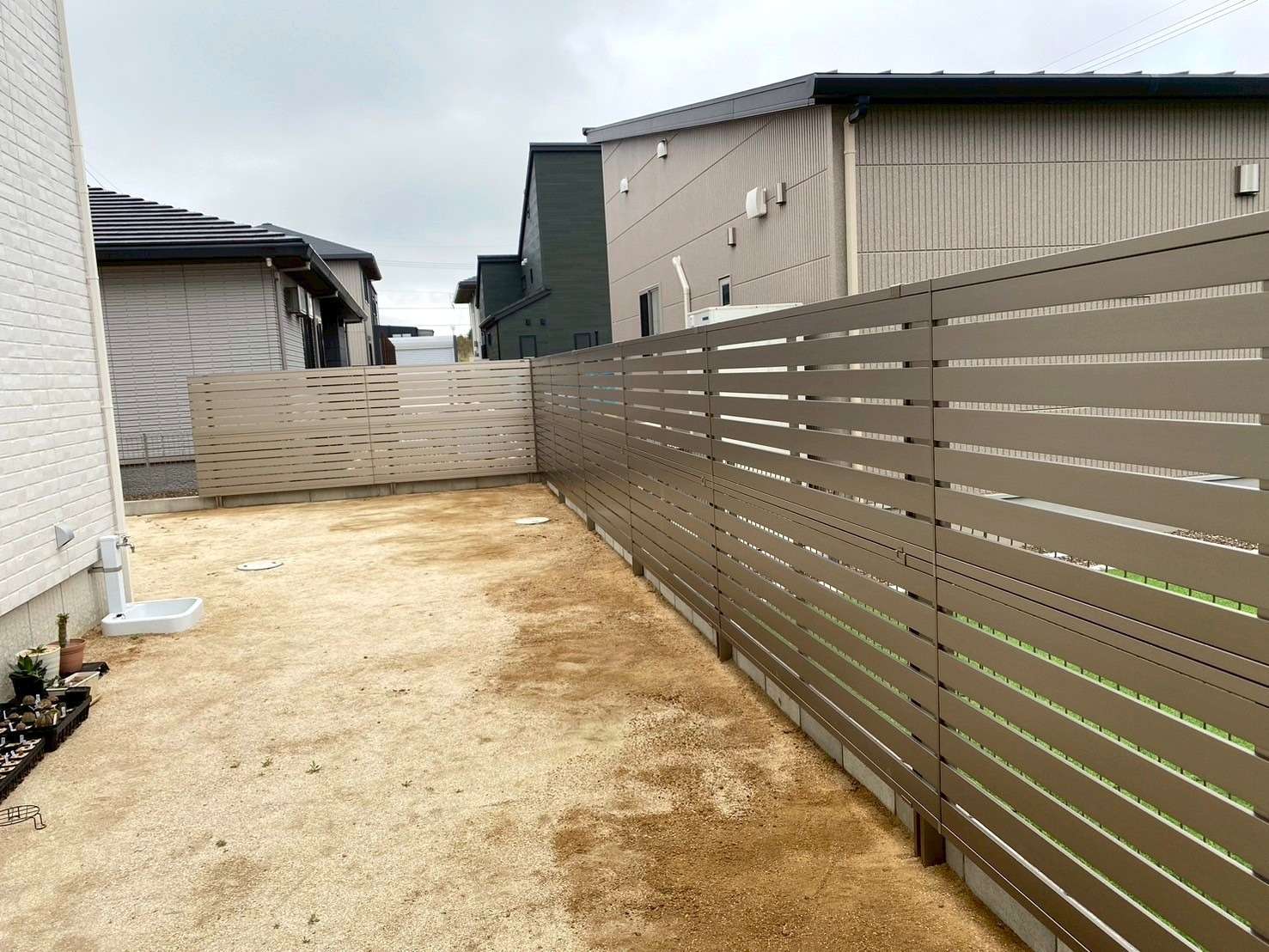 高いところまで目線をカットする目隠し多段フェンス｜大分市