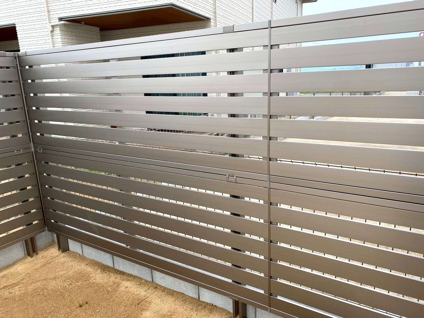 高いところまで目線をカットする目隠し多段フェンス｜大分市