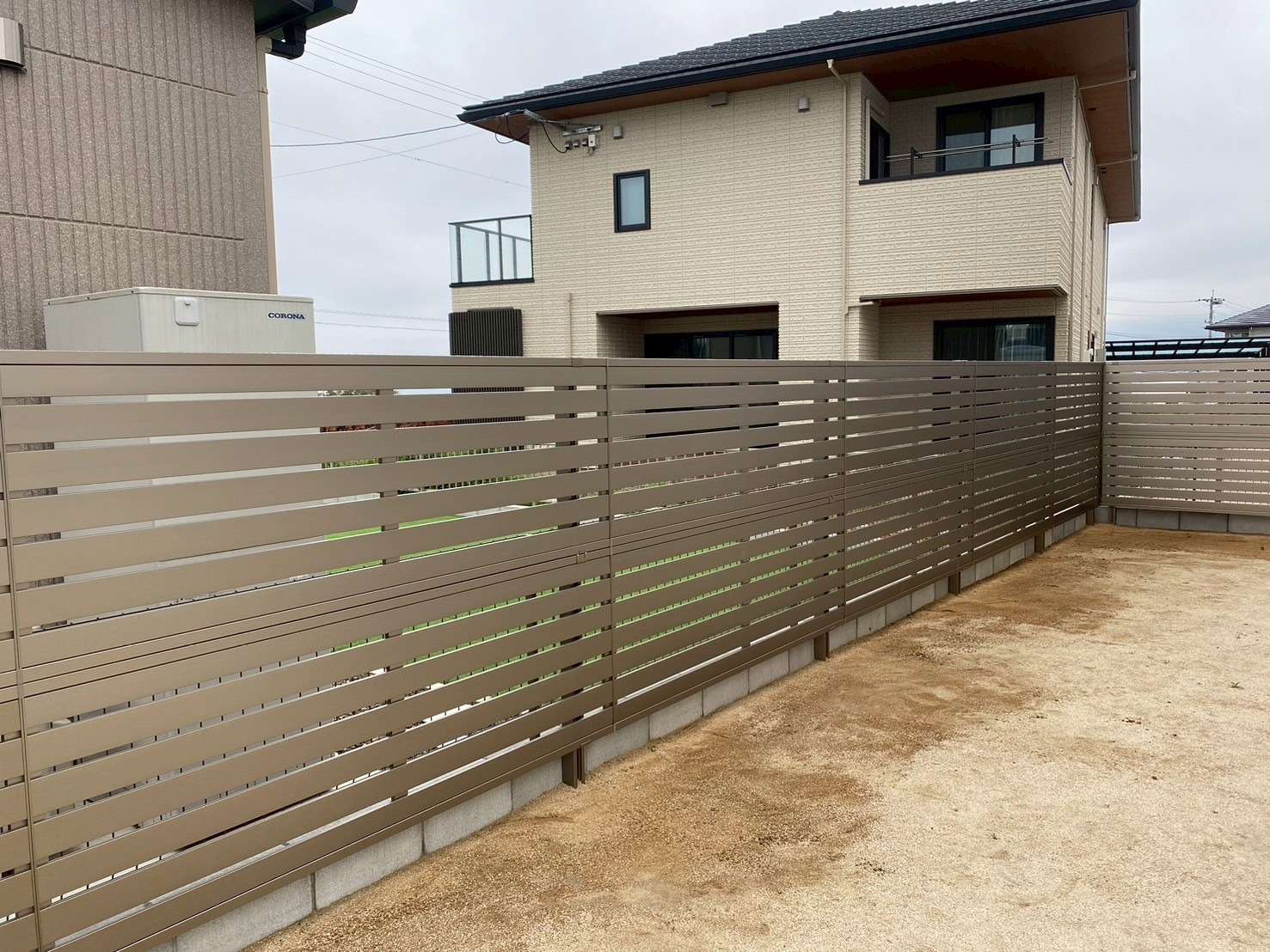 高いところまで目線をカットする目隠し多段フェンス｜大分市