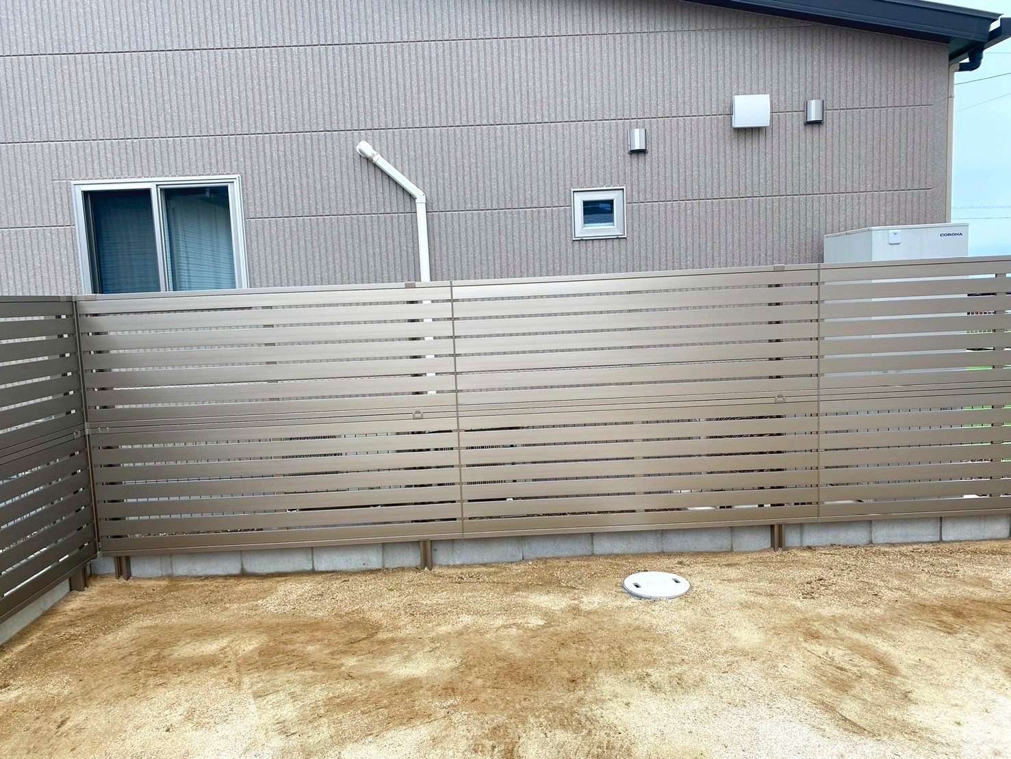 高いところまで目線をカットする目隠し多段フェンス｜大分市