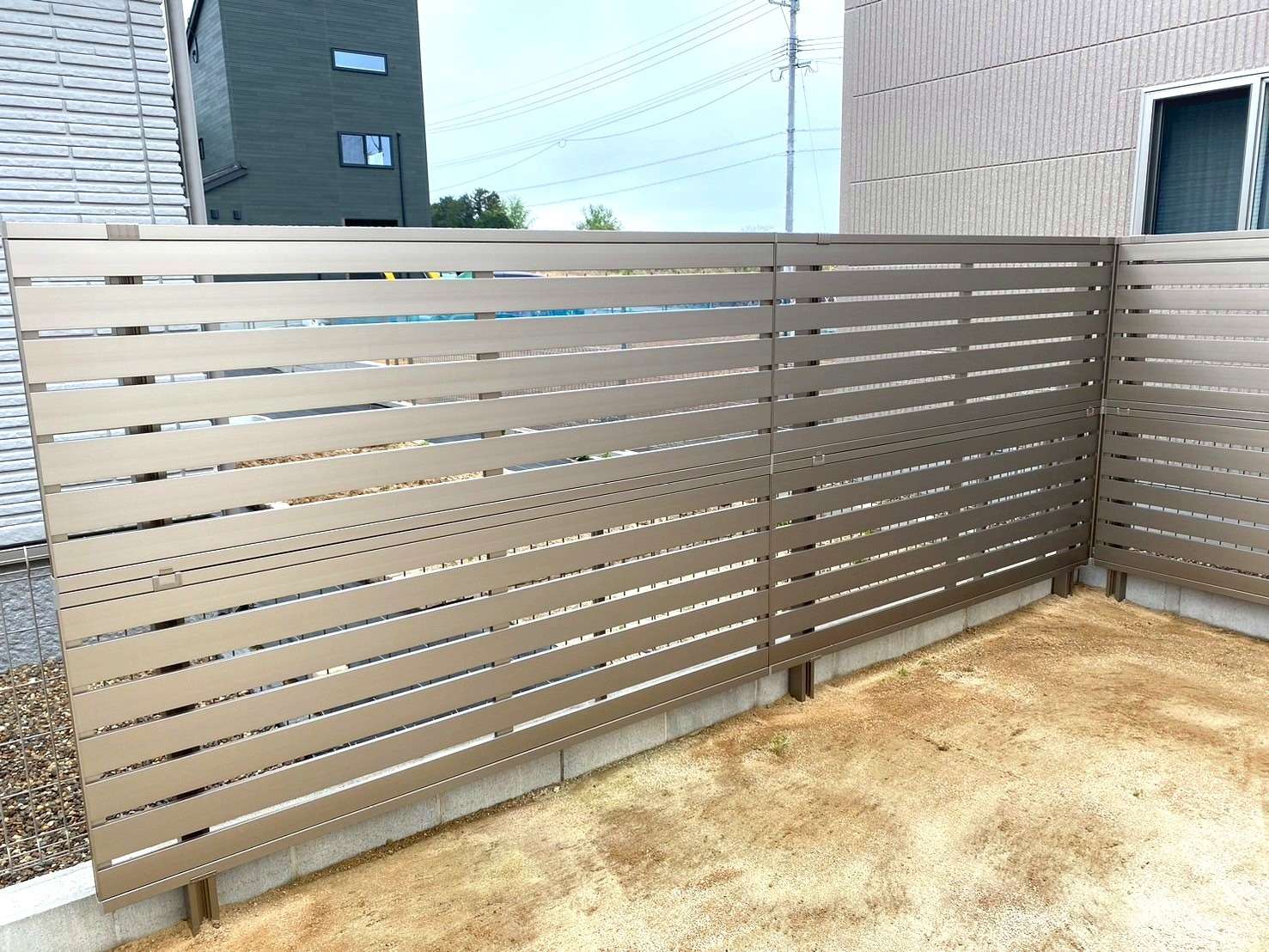 高いところまで目線をカットする目隠し多段フェンス｜大分市