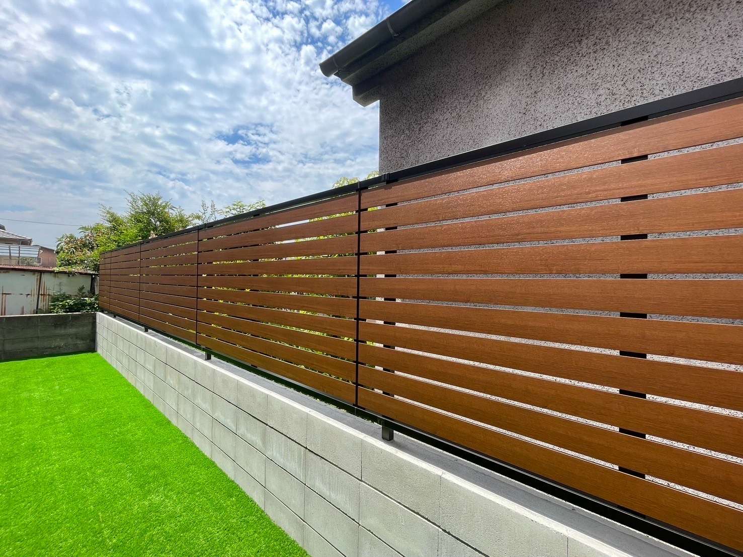 木目調が目を引く目隠しフェンス｜大分市