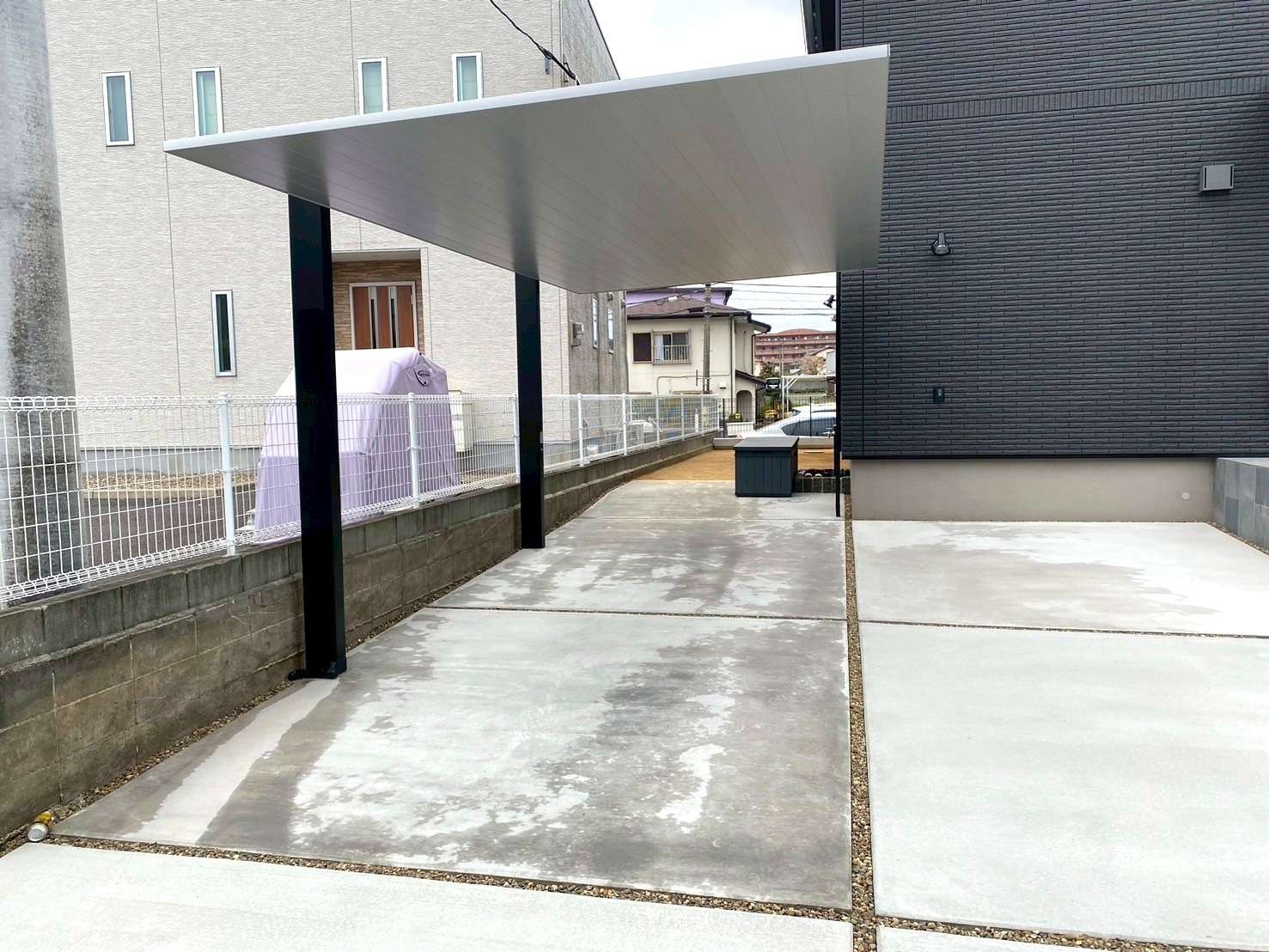 家のデザインと調和するポリカレスカーポート｜大分市