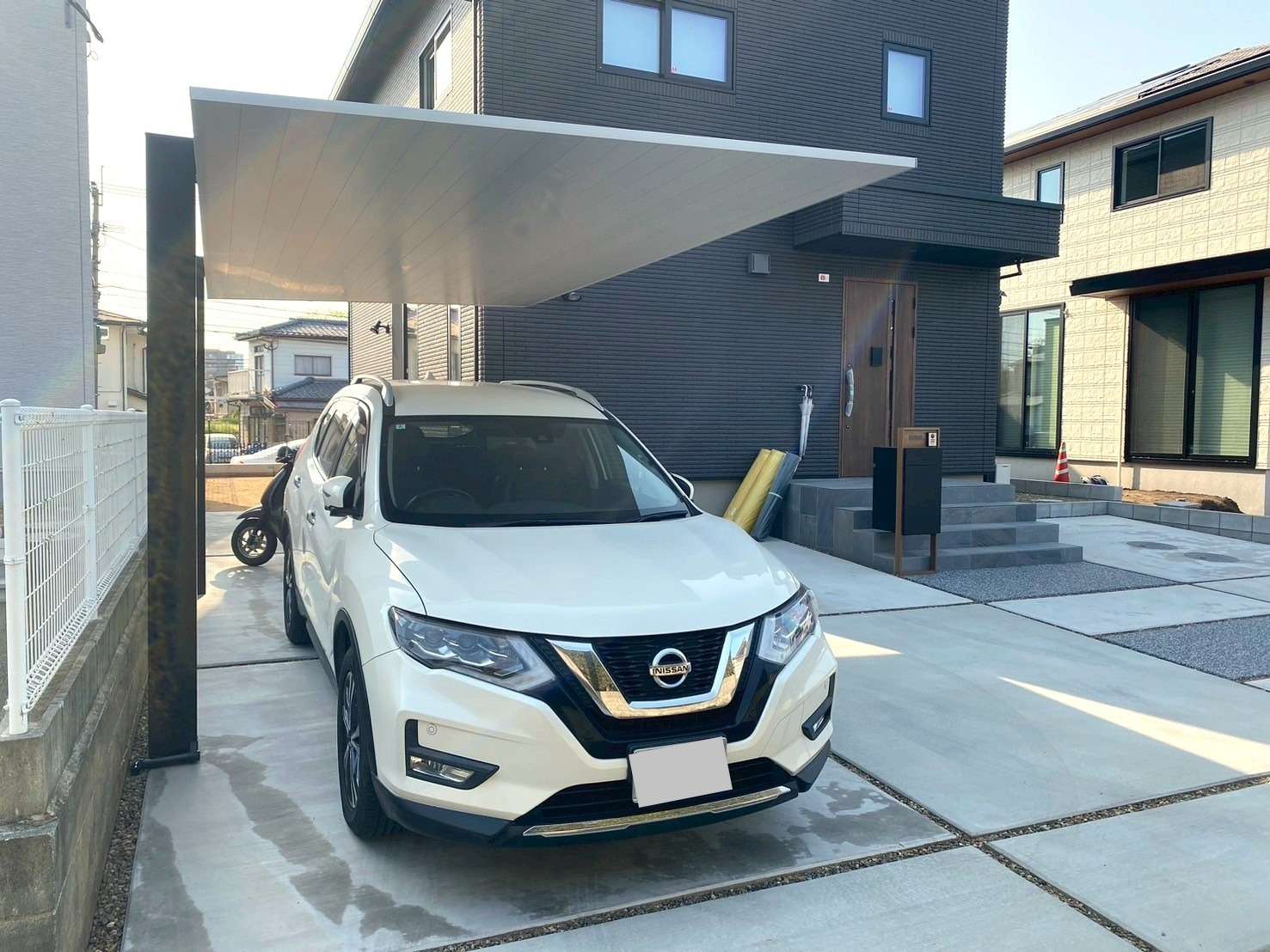 家のデザインと調和するポリカレスカーポート｜大分市