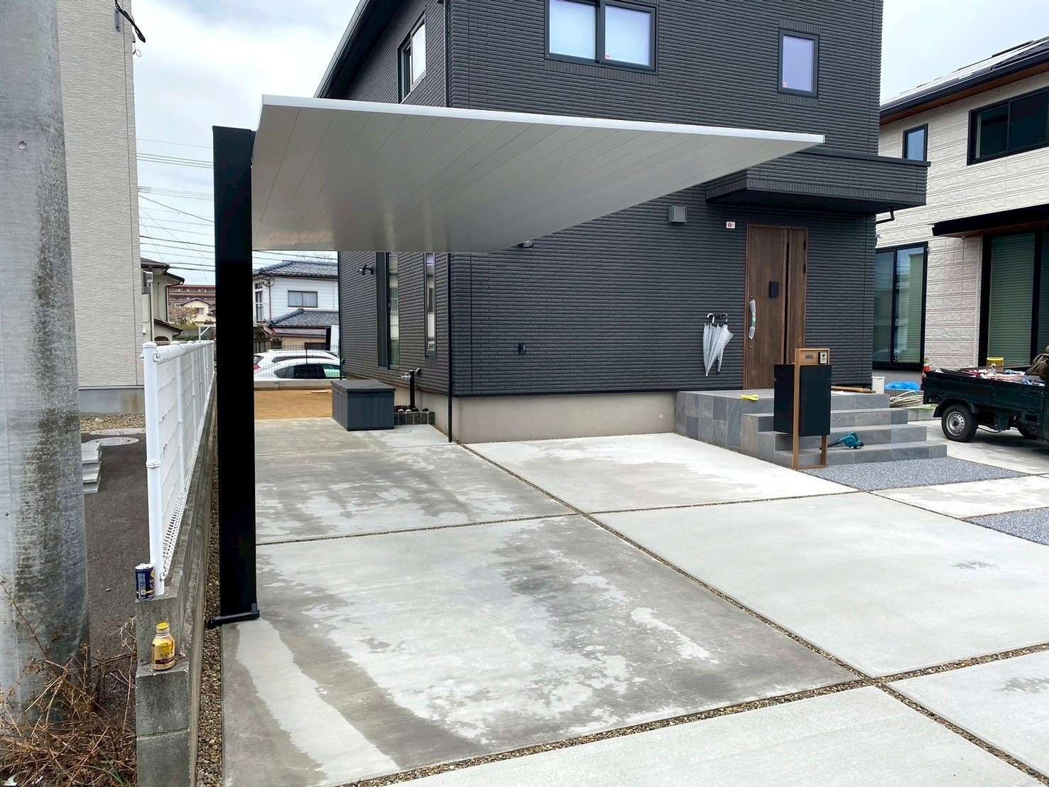 家のデザインと調和するポリカレスカーポート｜大分市