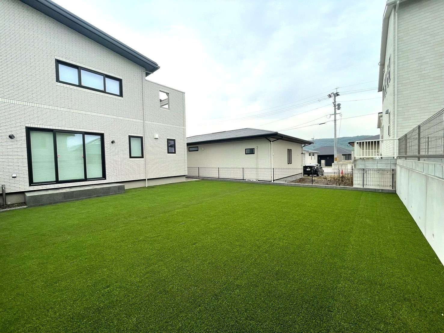 人工芝でお子様がのびのび遊べるお庭へ｜豊後高田市