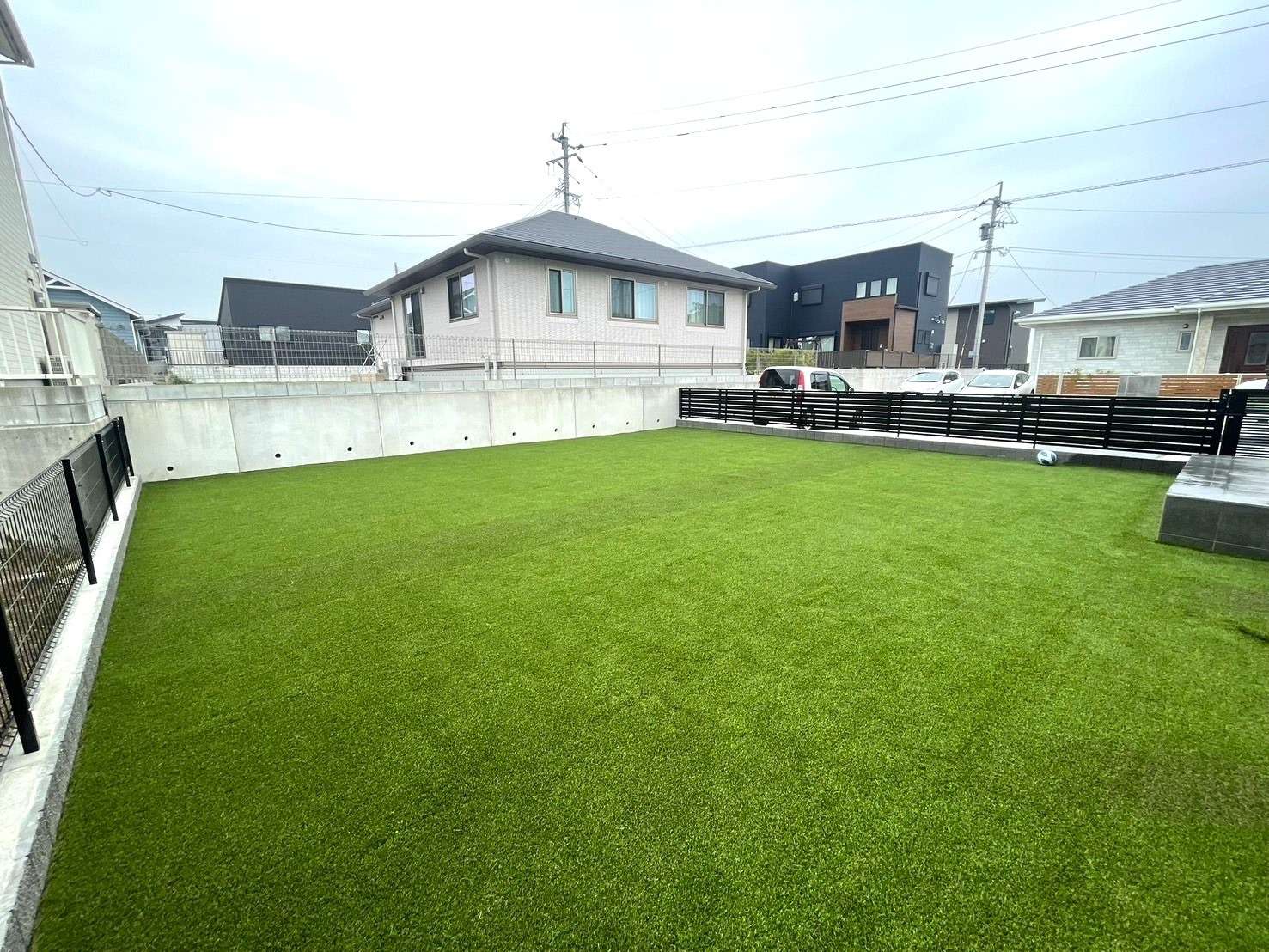 人工芝でお子様がのびのび遊べるお庭へ｜豊後高田市