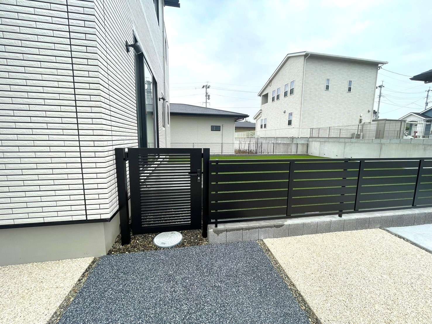 フェンスと門扉設置で目隠し＆防犯性に優れた外構｜豊後高田市