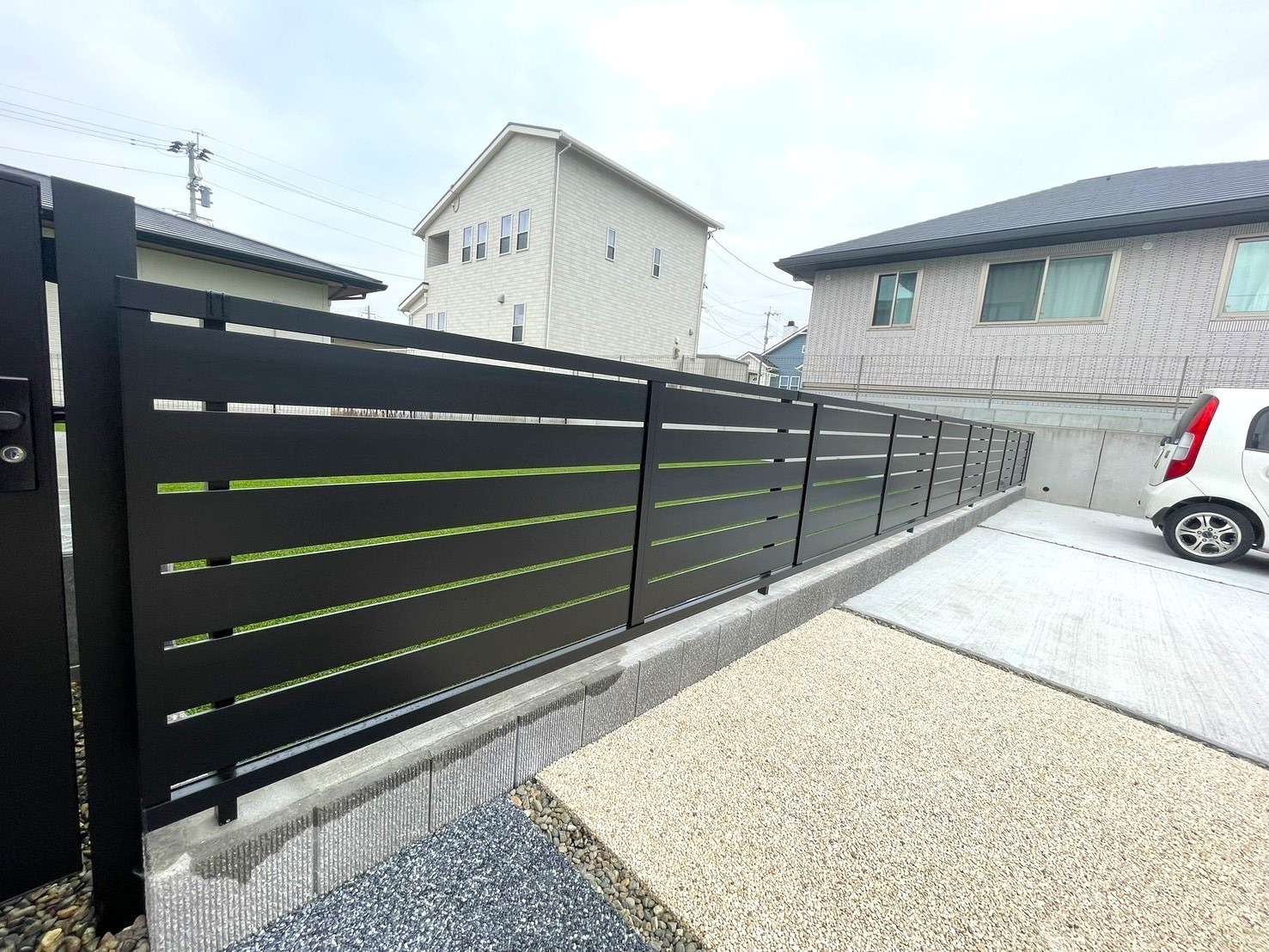 フェンスと門扉設置で目隠し＆防犯性に優れた外構｜豊後高田市