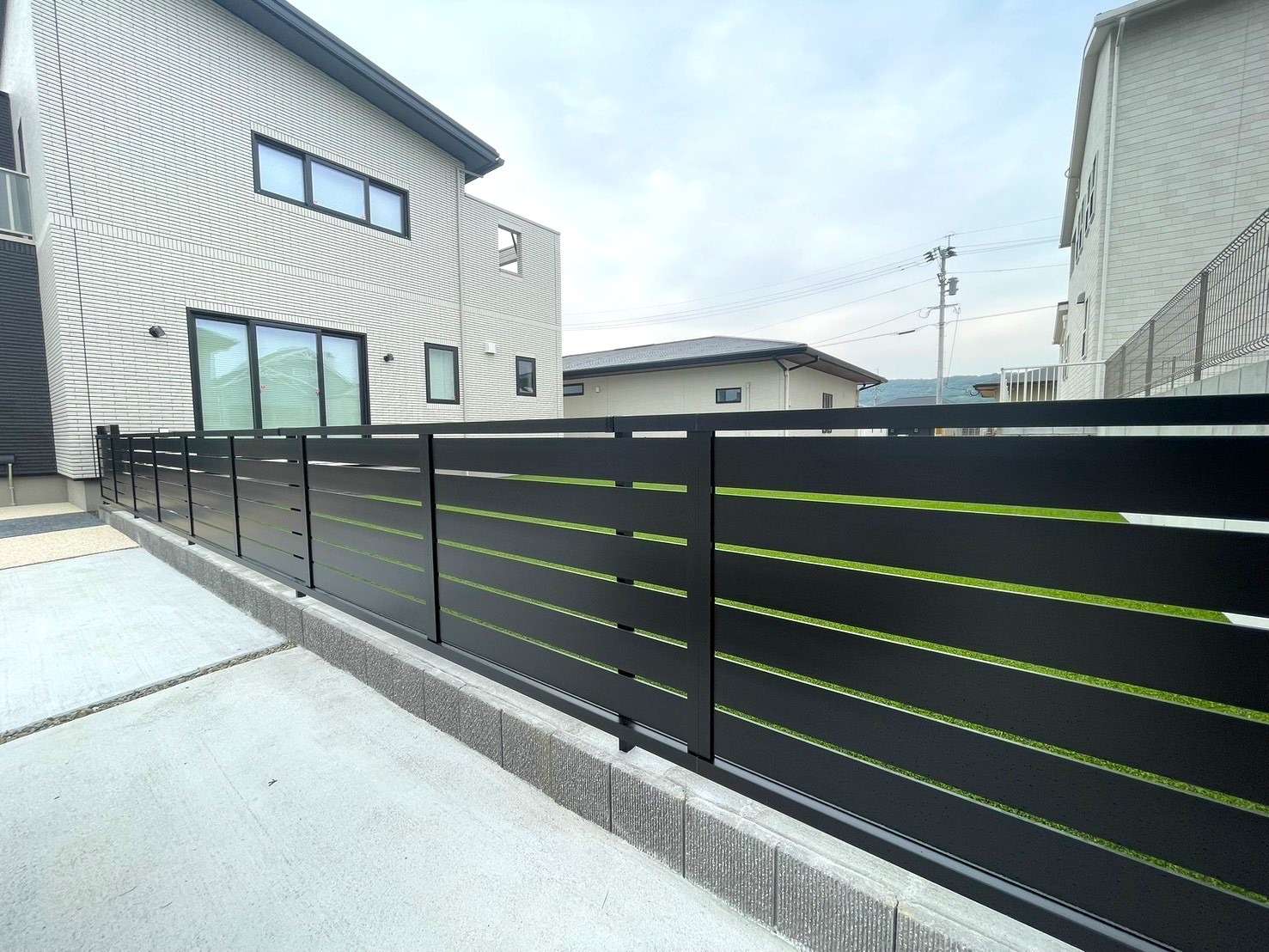 フェンスと門扉設置で目隠し＆防犯性に優れた外構｜豊後高田市