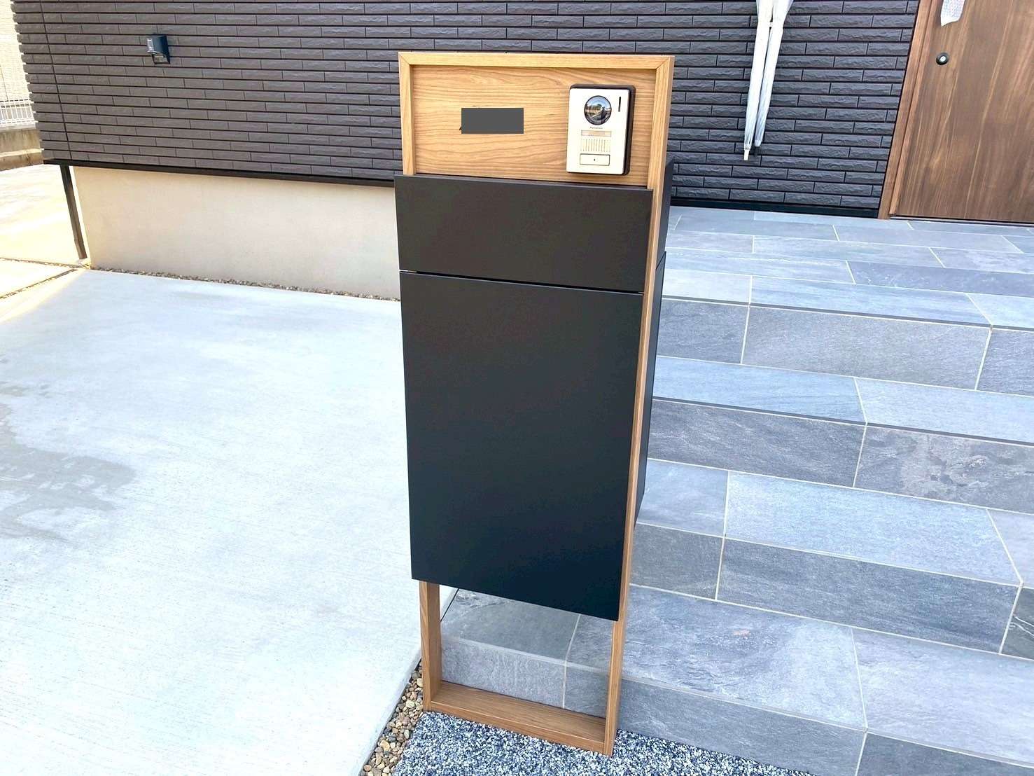 色んな機能が一つにまとまったスリムな機能門柱｜大分市