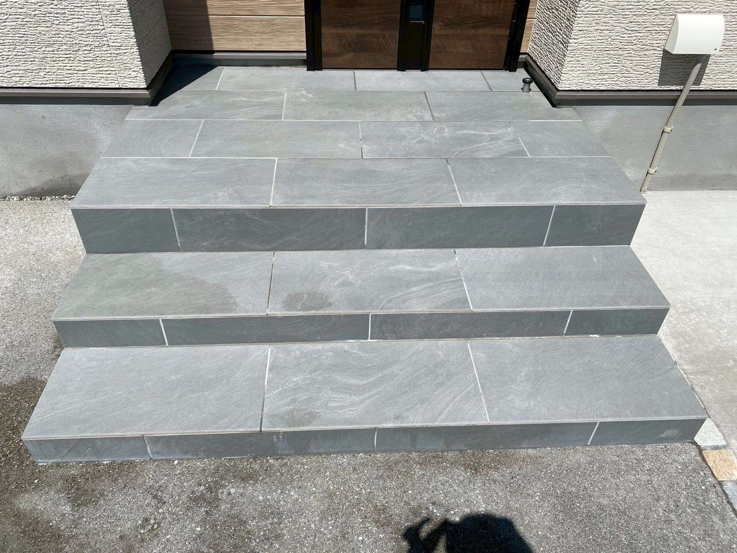 玄関ポーチにグレータイル階段｜大分市