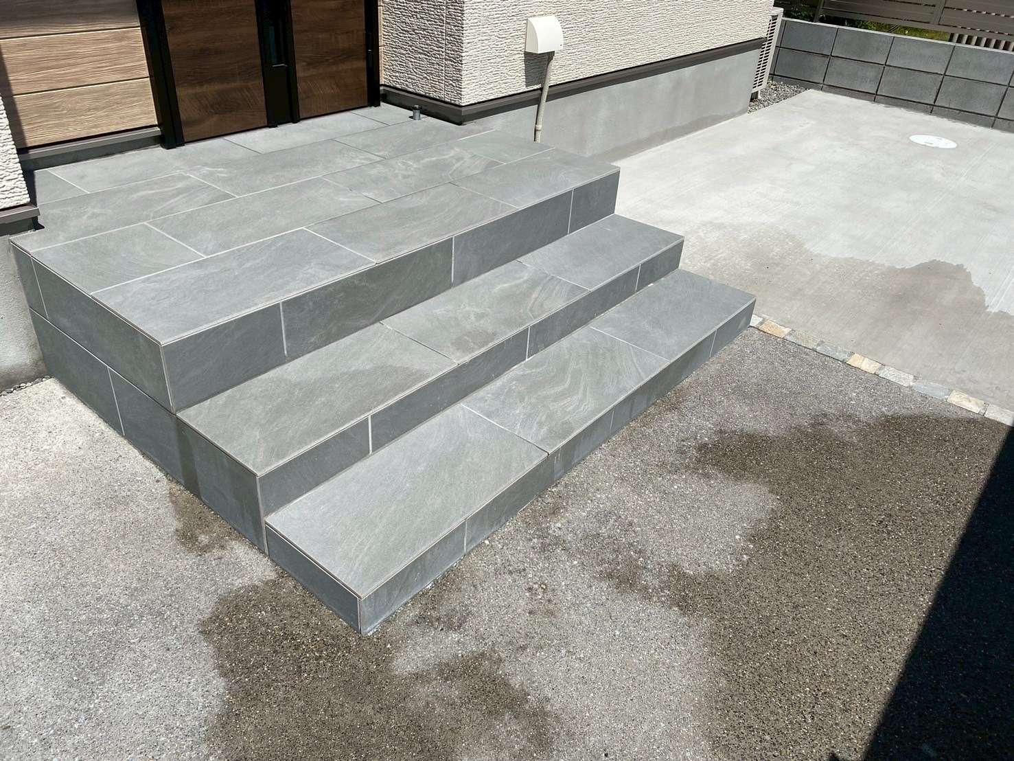 玄関ポーチにグレータイル階段｜大分市