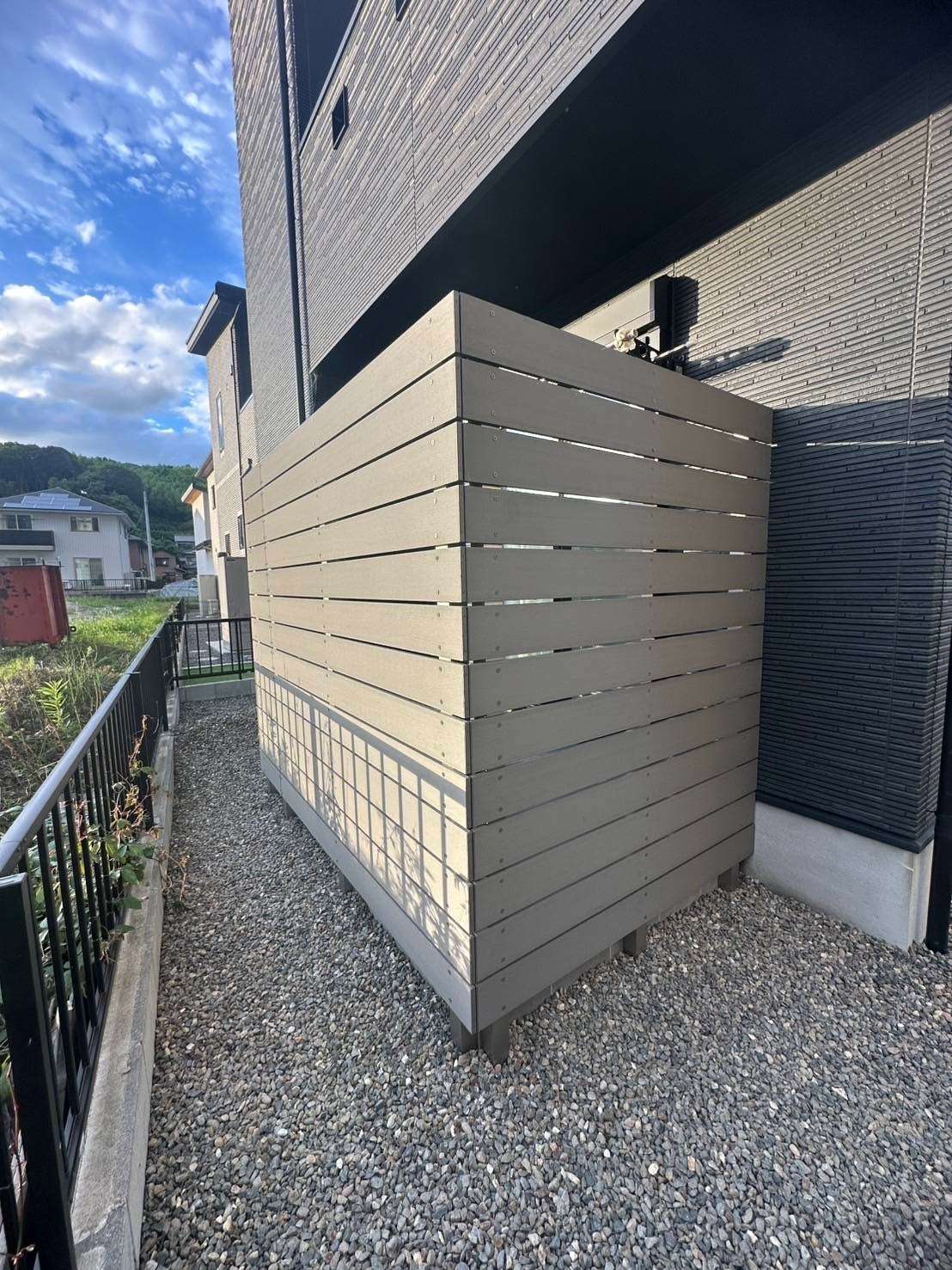 人工木材フェンスでプライバシーの守られたテラス空間｜大分市